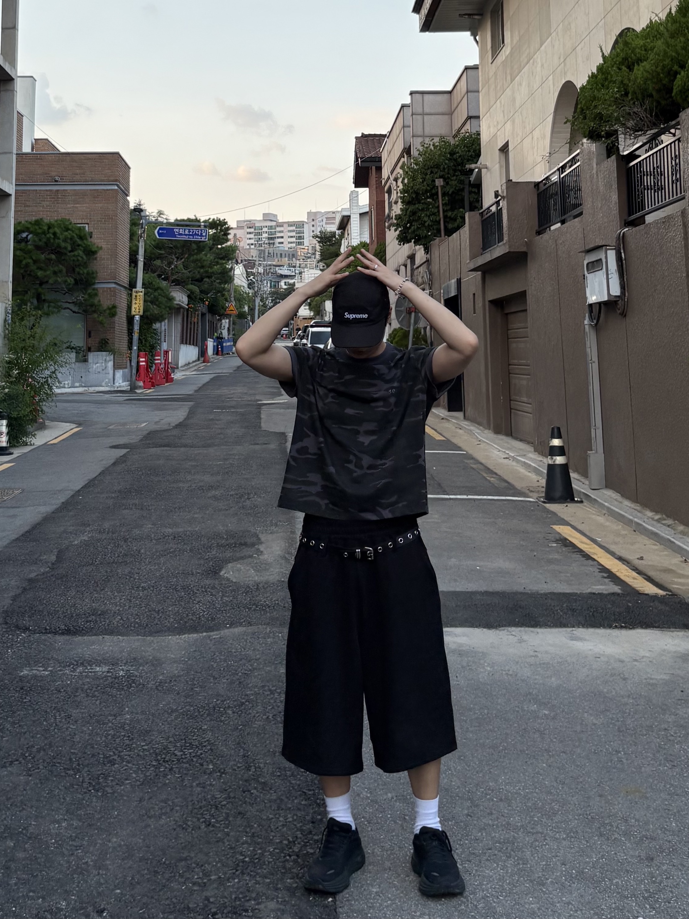 Hoka Bondi 8 Black - Wide, Supreme Washed Chino Twill Camp Cap Black - 25SS 착용 스타일 - 4