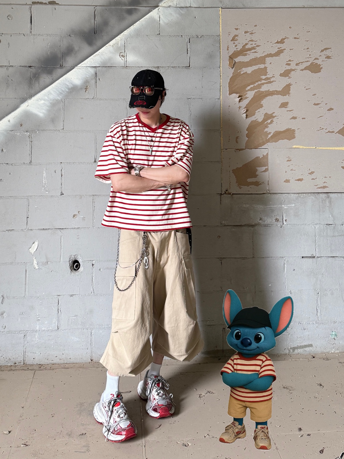 Nonnod Cropped V-neck T-shirt Red stripe, Nonnod Side cargo shorts Beige 착용 스타일 - 1
