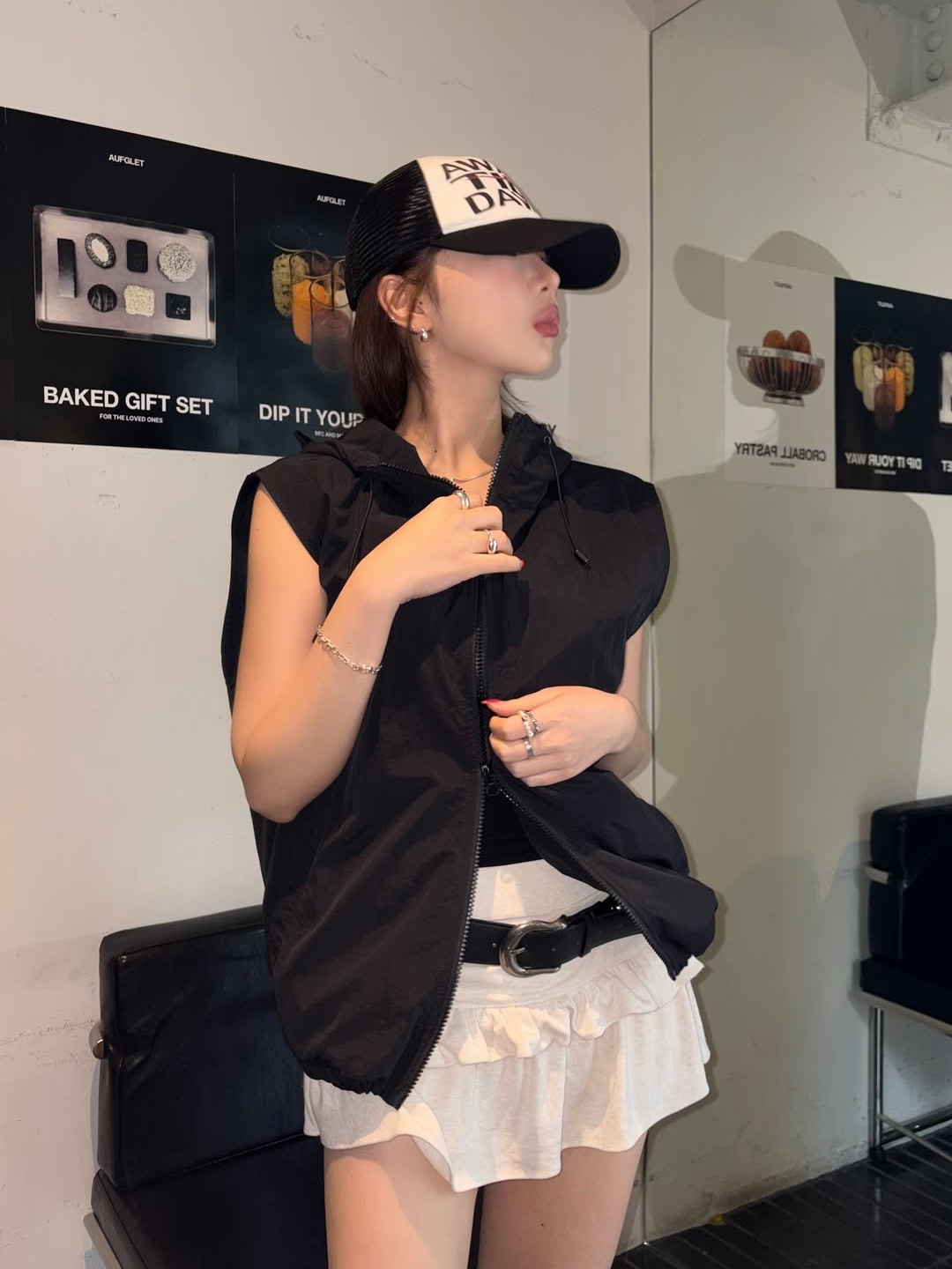 SLOW RECORD HOUSE Nylon Hood Vest Black 착용 스타일 - 3