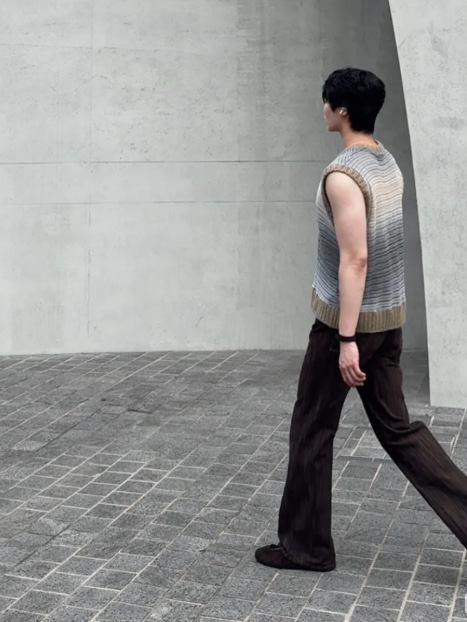 WESLEY HYUSTON Harsh Dyeing Slub Denim Pants Brown 착용 스타일 - 1