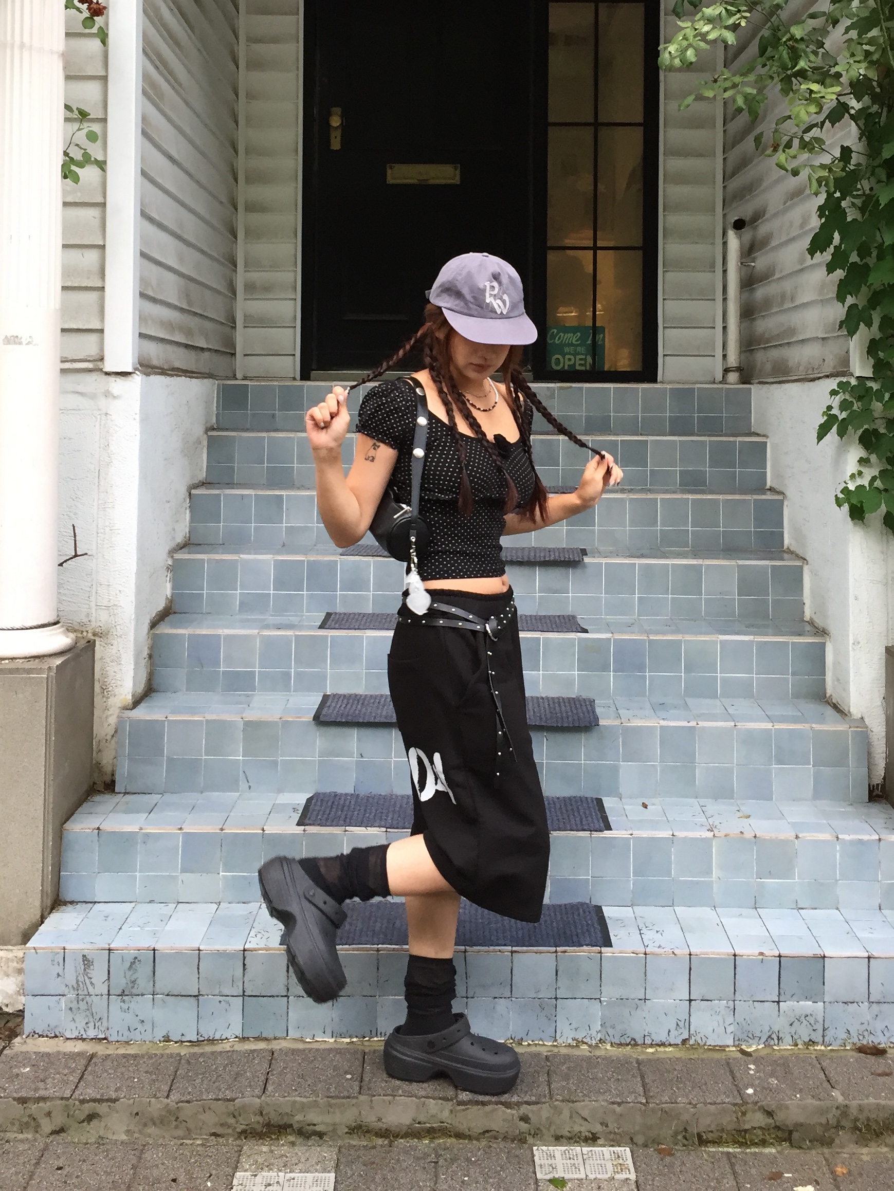 SLOW RECORD HOUSE 04 Bermuda Sweat Pants Black, Crocs Stomp Clog Black 착용 스타일