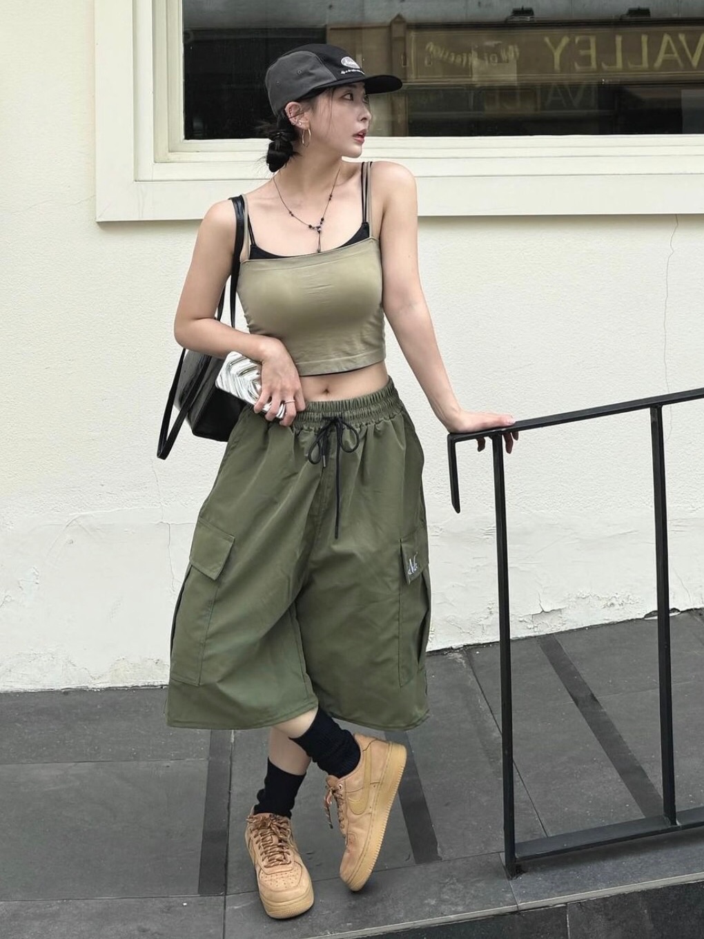MUCENT Laurel Poly Bermuda Half Pants Khaki 착용 스타일 - 1