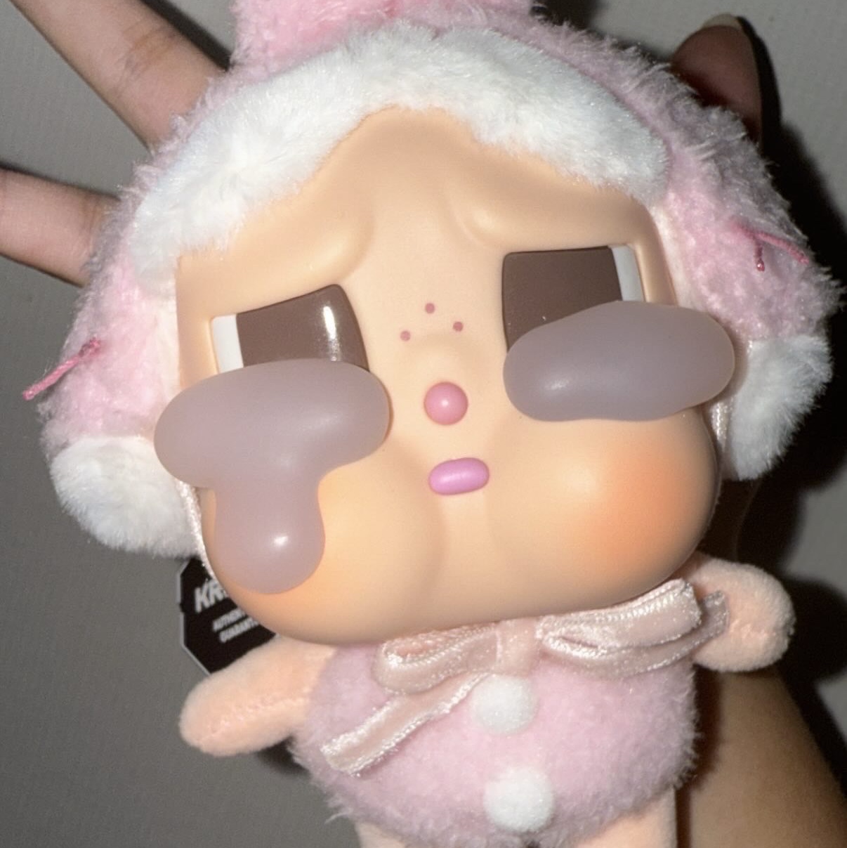 Pop Mart Crybaby Crying Again Series Plush Keyring I'll Give You All My Love (Opened Case) 착용 스타일