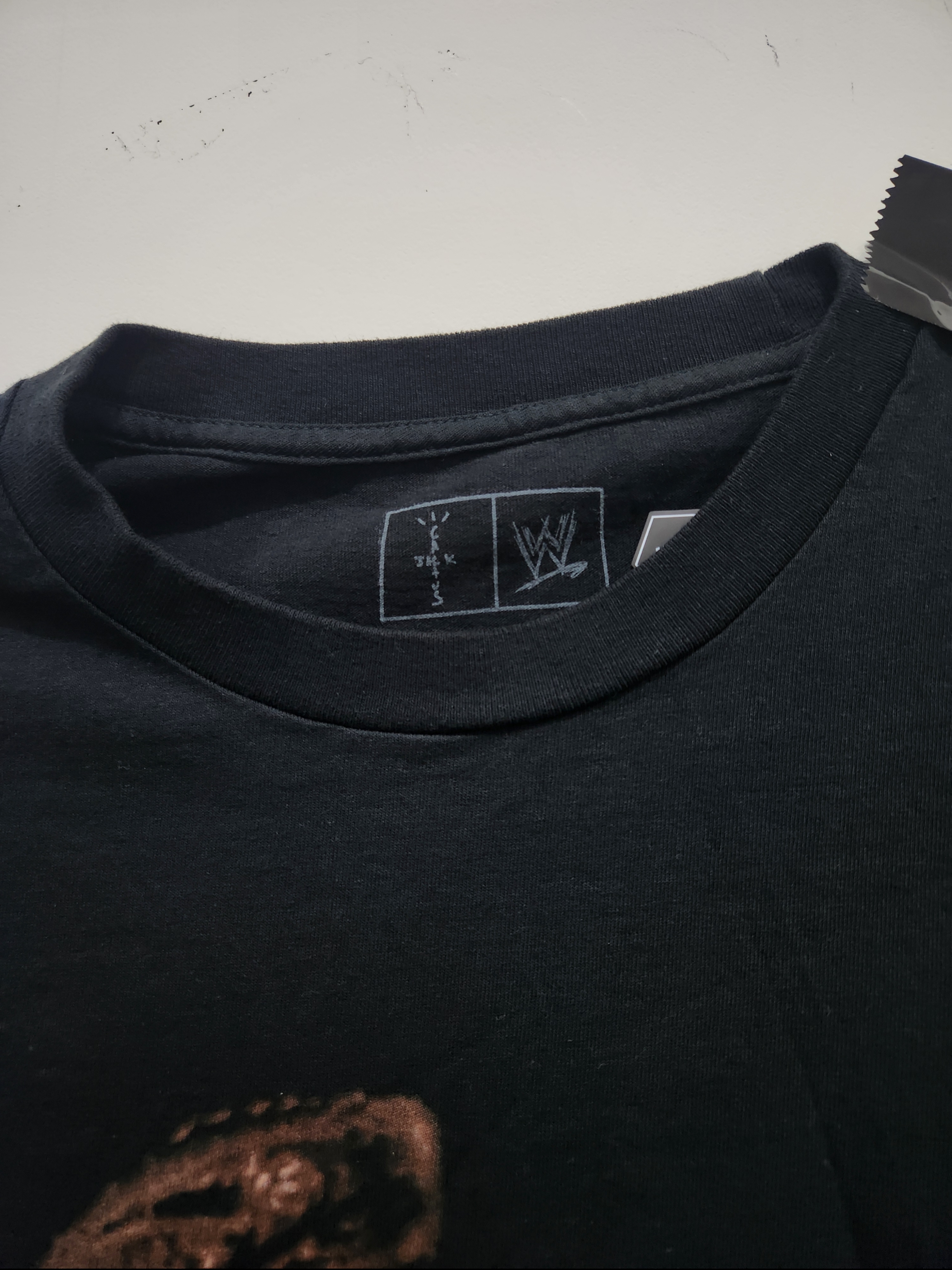 Travis Scott Cactus Jack x WWE Meet The Rage T-Shirt Black 착용 스타일 - 3