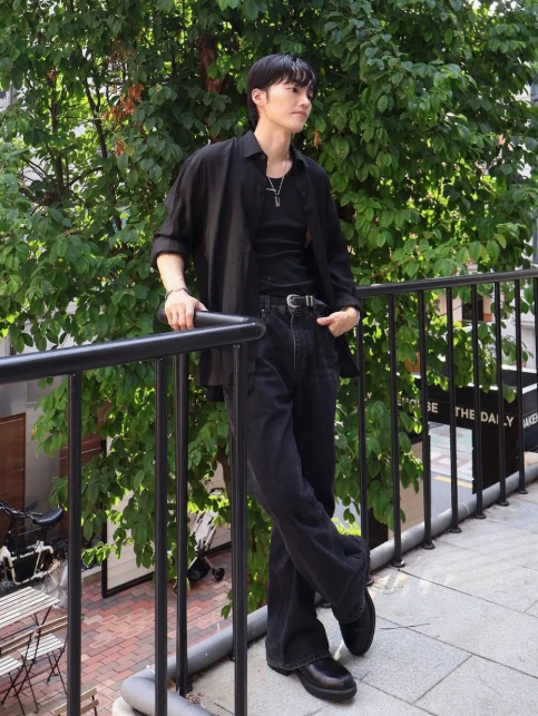 WESLEY HYUSTON Sleek Zipper Detail Boots Cut Denim Pants Black 착용 스타일 - 2