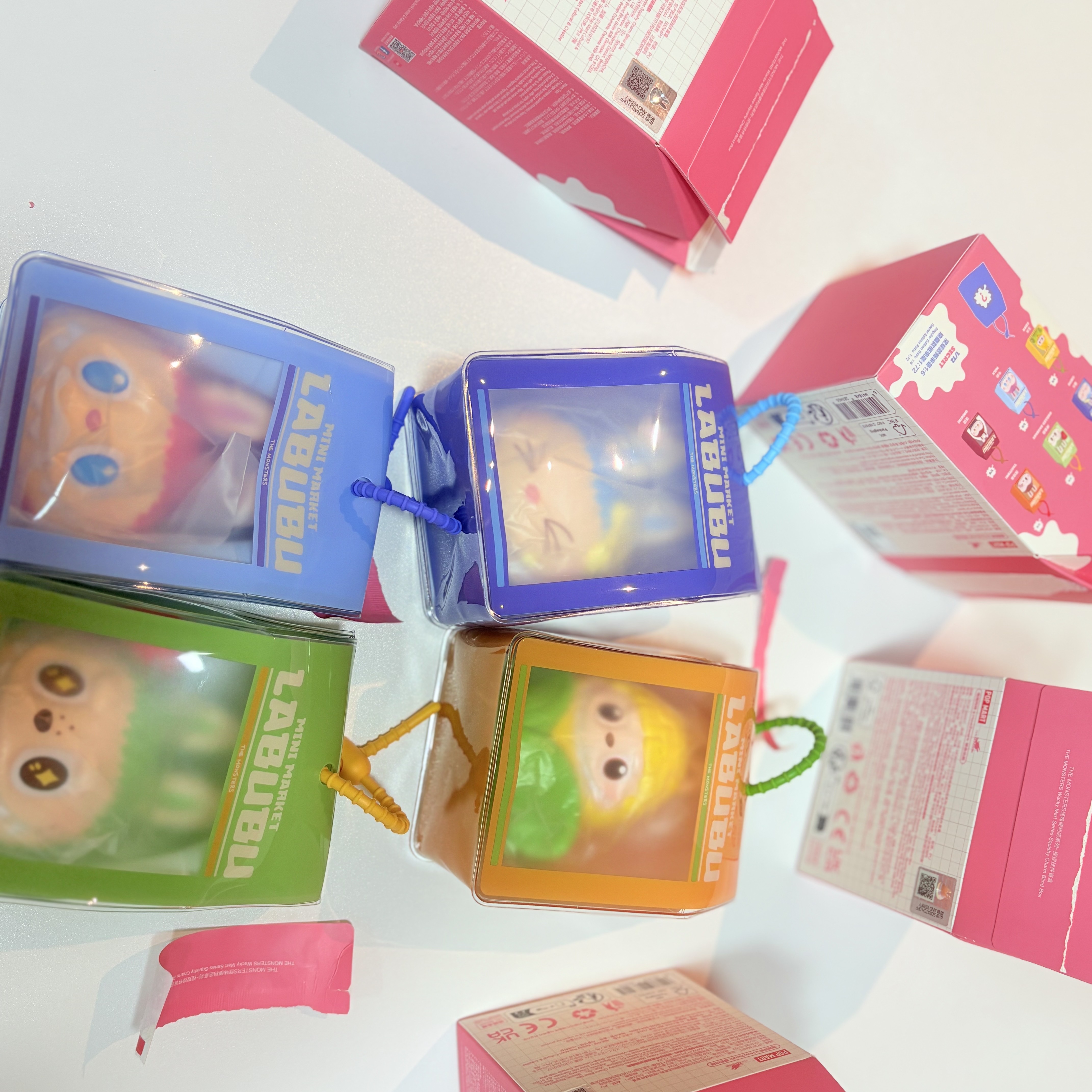 Pop Mart Labubu The Monsters Wacky Mart Series Pinch Pendant (6 Blind Boxes) 착용 스타일 - 3