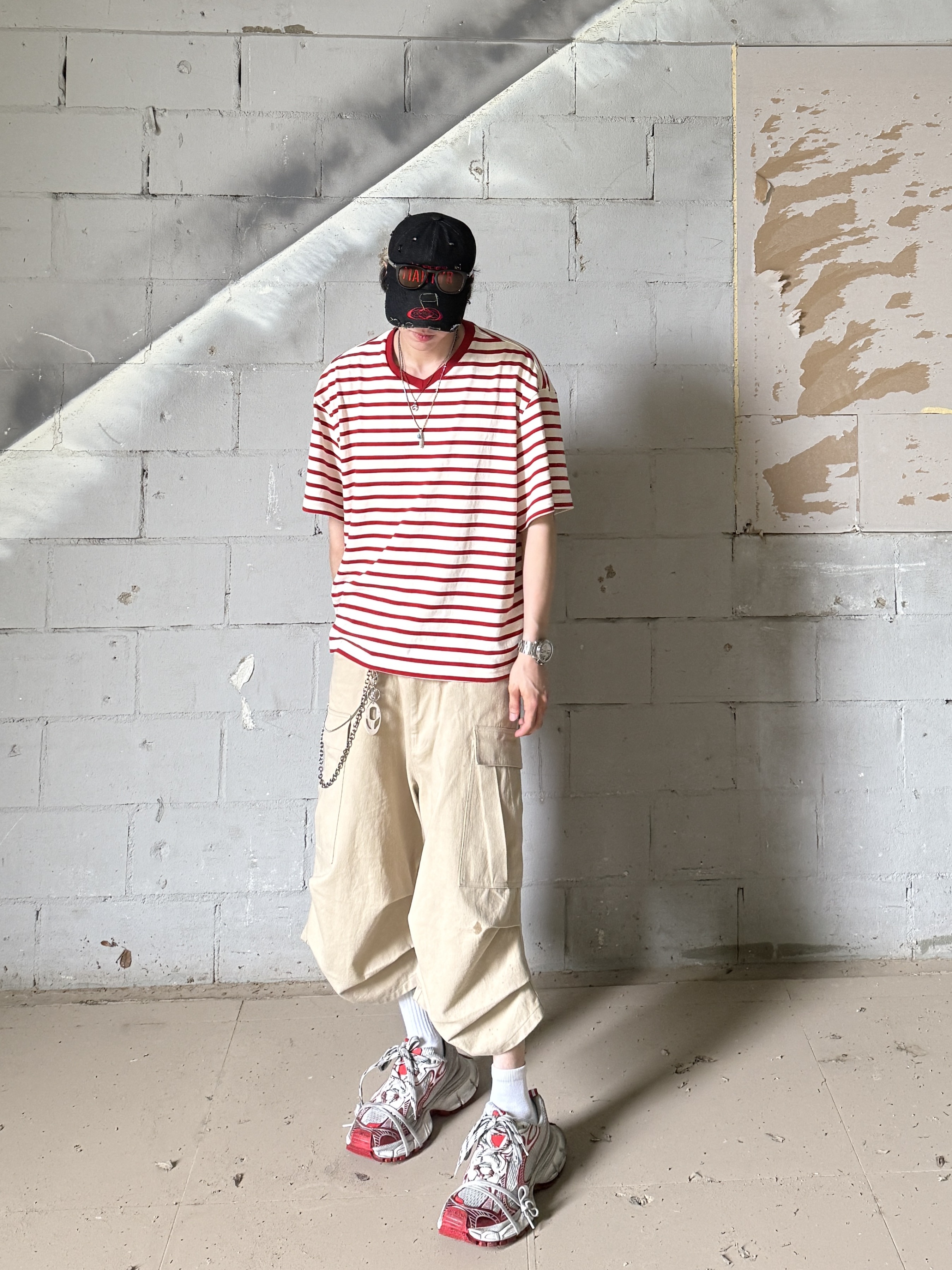 Nonnod Cropped V-neck T-shirt Red stripe, Nonnod Side cargo shorts Beige 착용 스타일 - 5