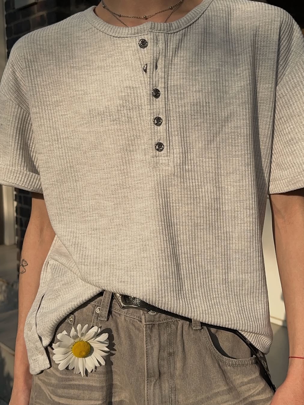 WESLEY HYUSTON W Metal Button Henley Neck Knit Grey 착용 스타일 - 1