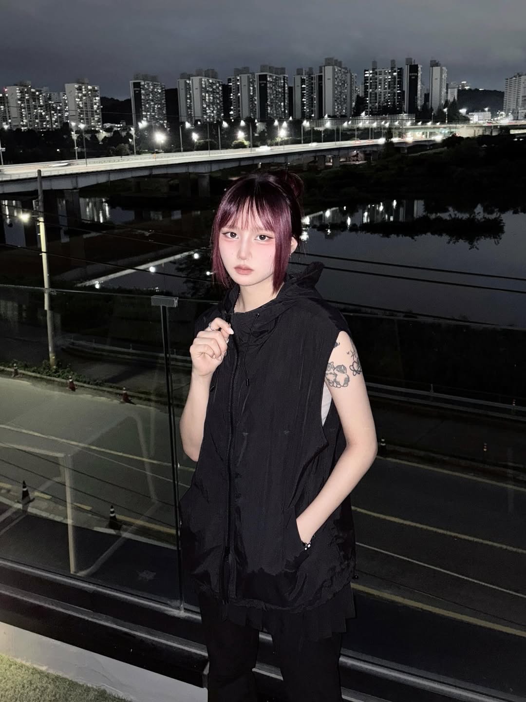 SLOW RECORD HOUSE Nylon Hood Vest Black 착용 스타일 - 1