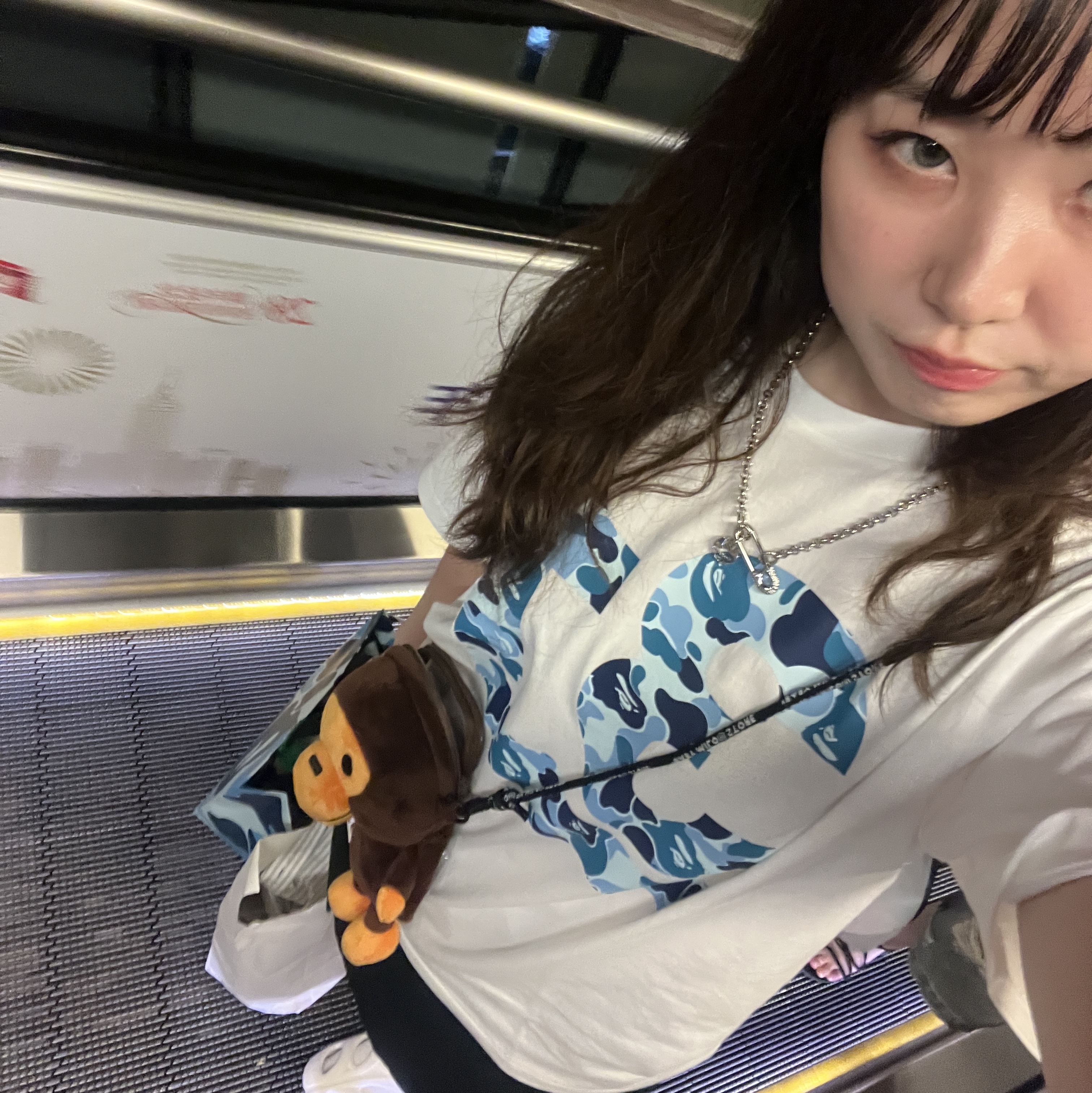 BAPE Baby Milo Mobile Bag Brown 착용 스타일 - 3