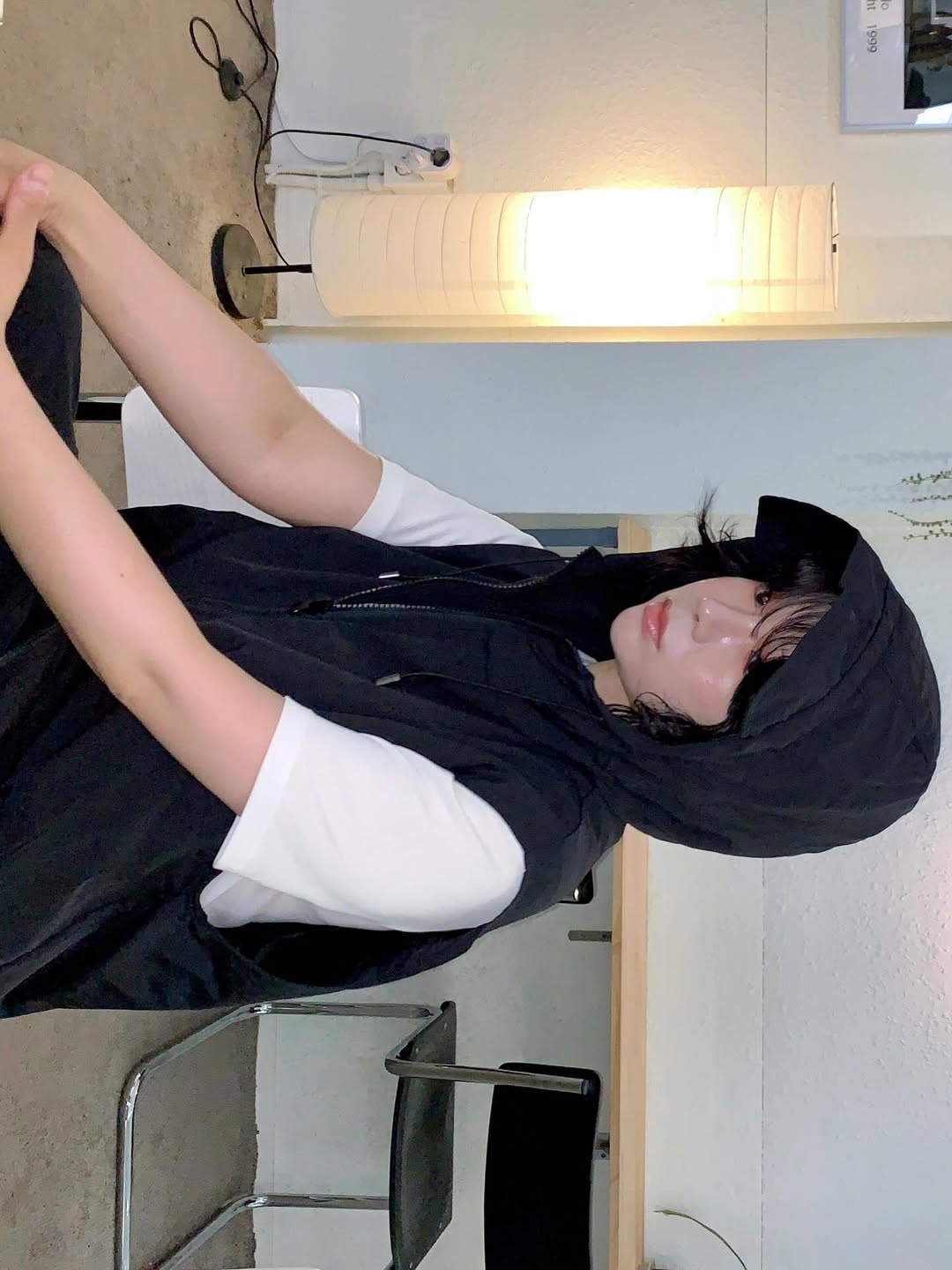 SLOW RECORD HOUSE Nylon Hood Vest Black 착용 스타일 - 1