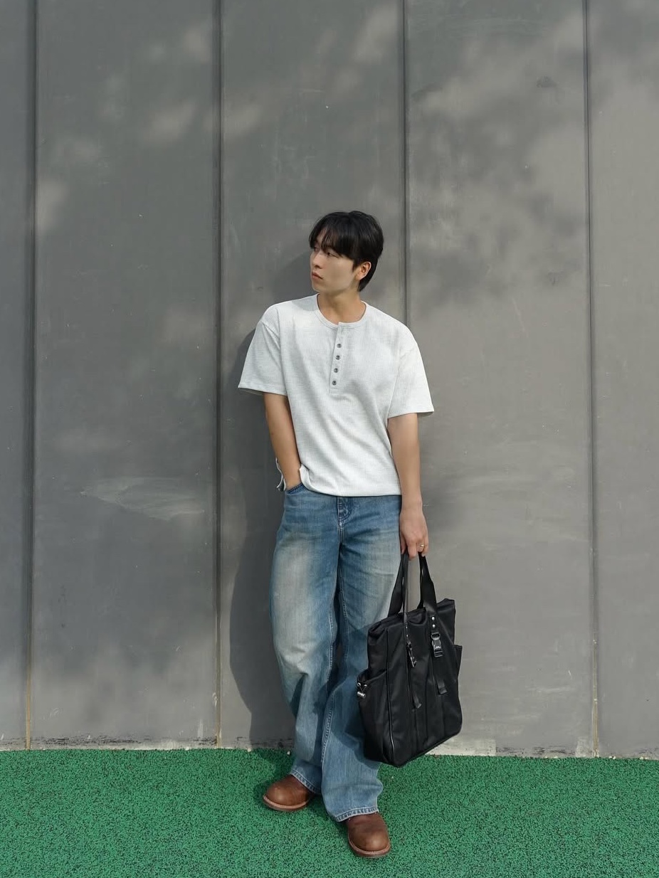 WESLEY HYUSTON W Metal Button Henley Neck Knit Grey 착용 스타일 - 3