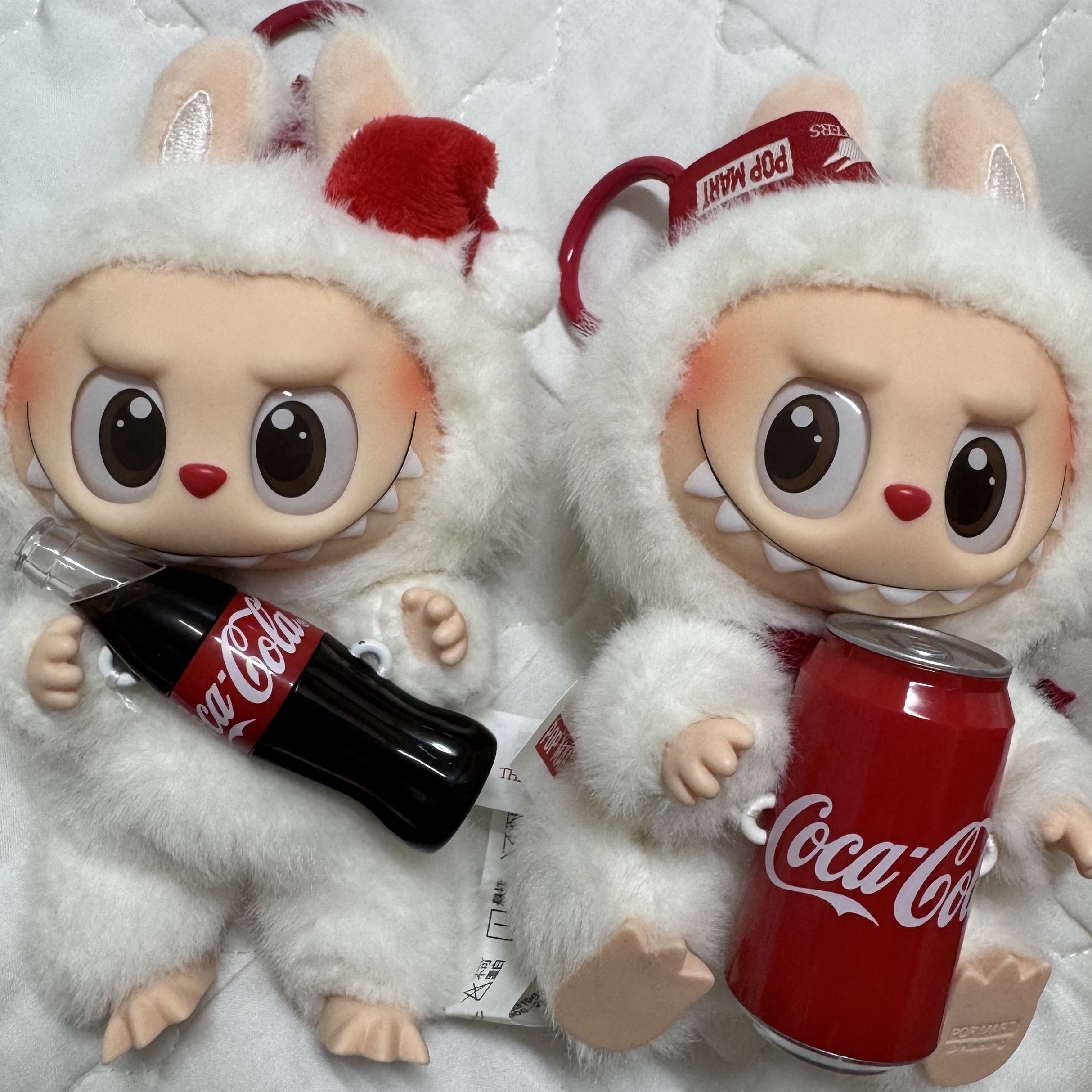 Pop Mart Labubu Coca Cola Series Keyring Sealed Case (1 Blind Box) 착용 스타일