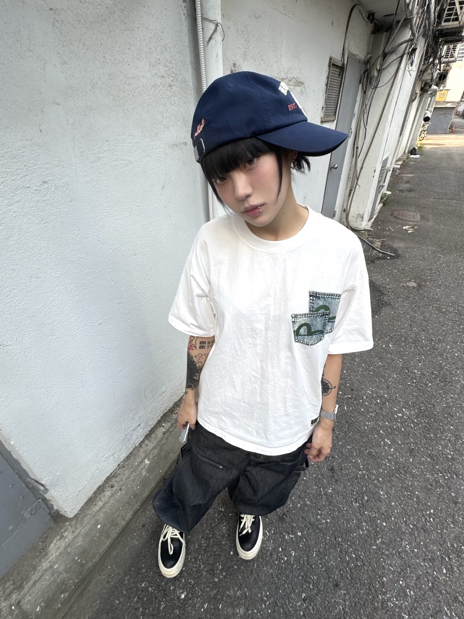 GRAILZ x KOIN SEOUL Carpenter Raw Denim Pants Indigo, Rick Owens Hollywood Mega Bumper Geobasket in Full Grain Calf Leather Black Milk 착용 스타일 - 1