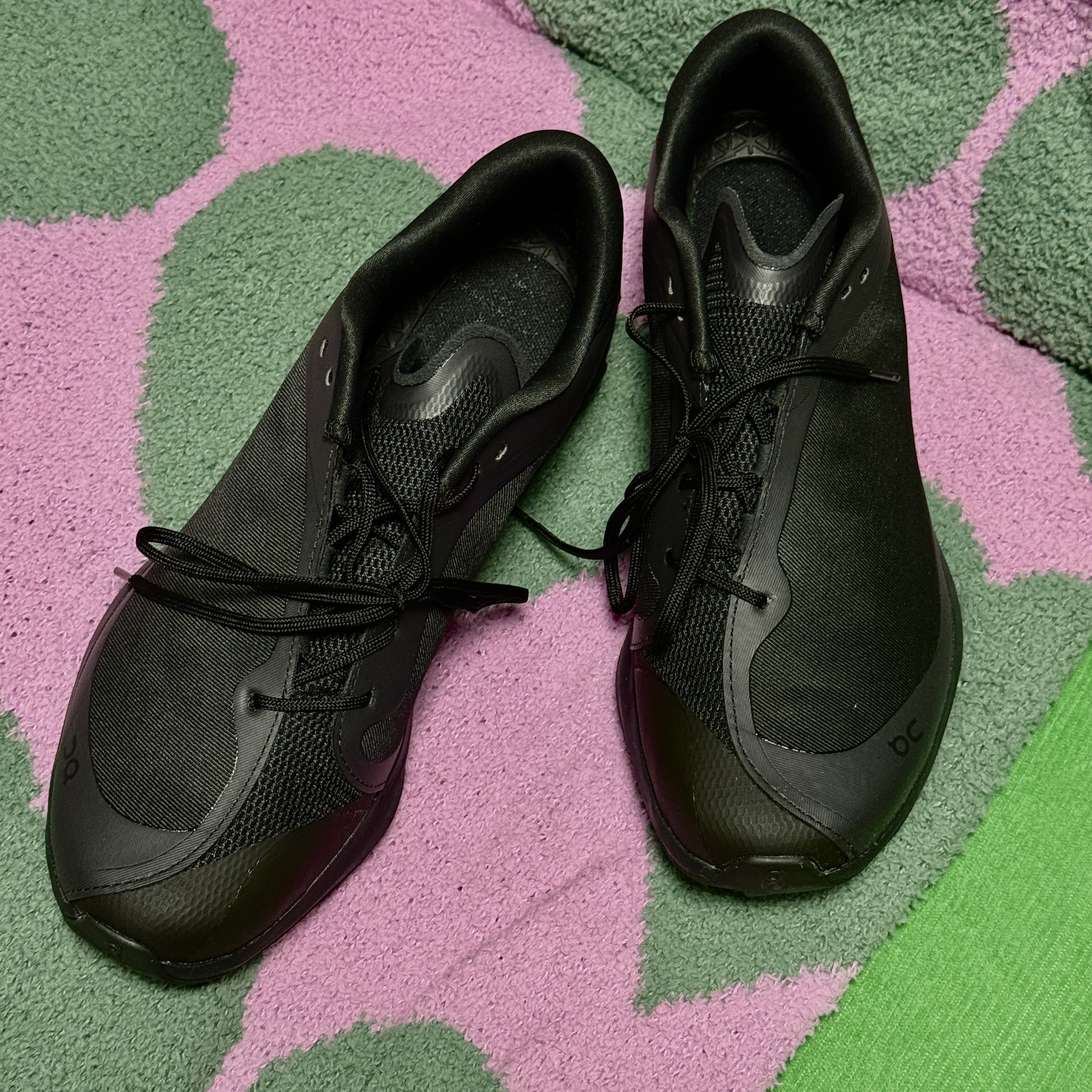 (W) On Running x Post Archive Faction (Paf) Cloudventure Peak All Black 착용 스타일 - 1
