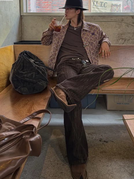 WESLEY HYUSTON Harsh Dyeing Slub Denim Pants Brown 착용 스타일 - 1