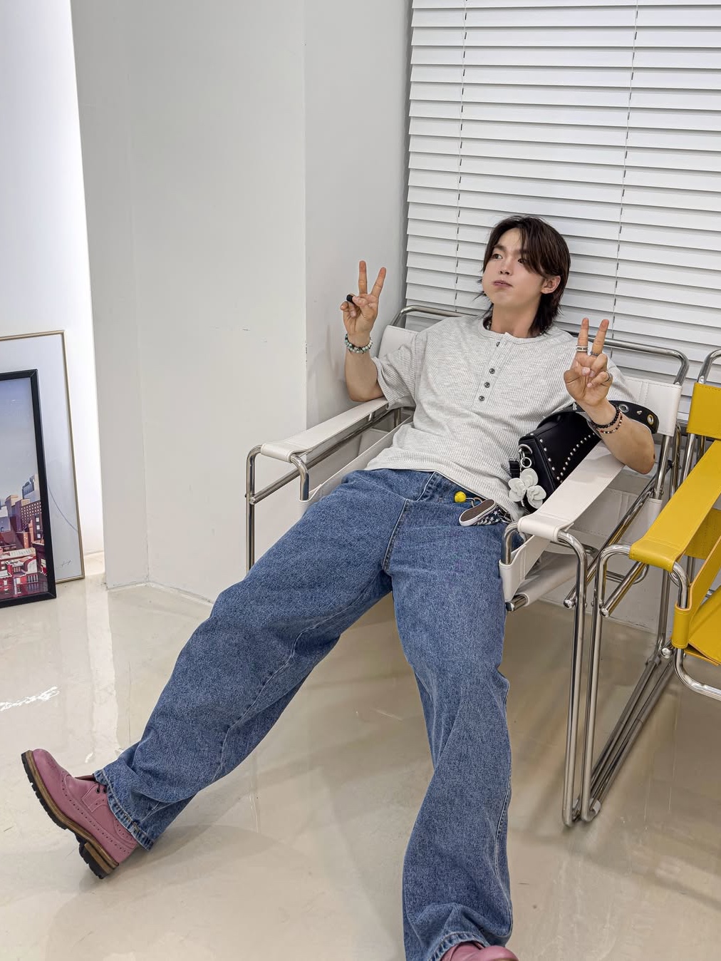 WESLEY HYUSTON W Metal Button Henley Neck Knit Grey 착용 스타일 - 1