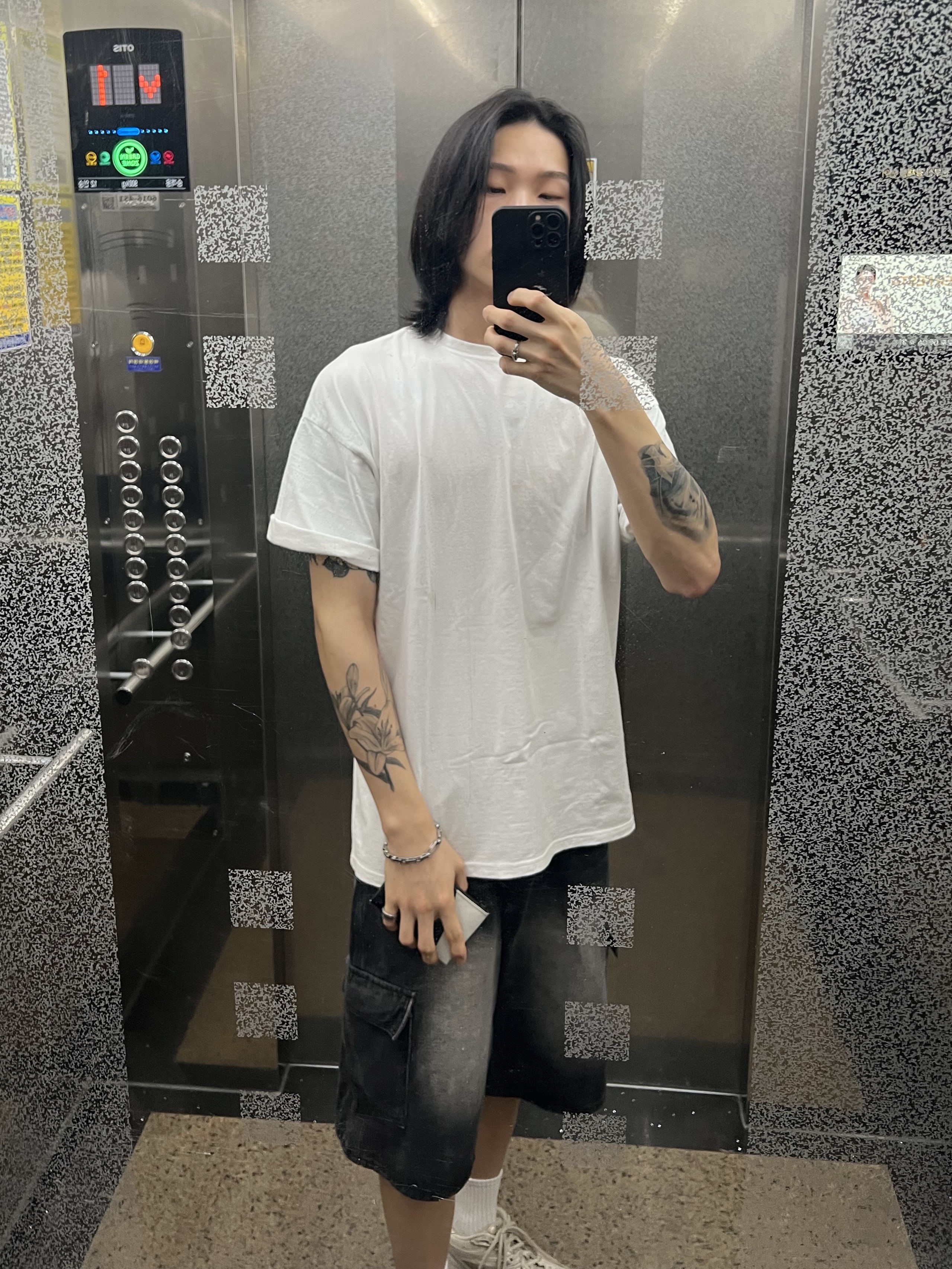 Balenciaga Defender Sneakers Beige 착용 스타일 - 2