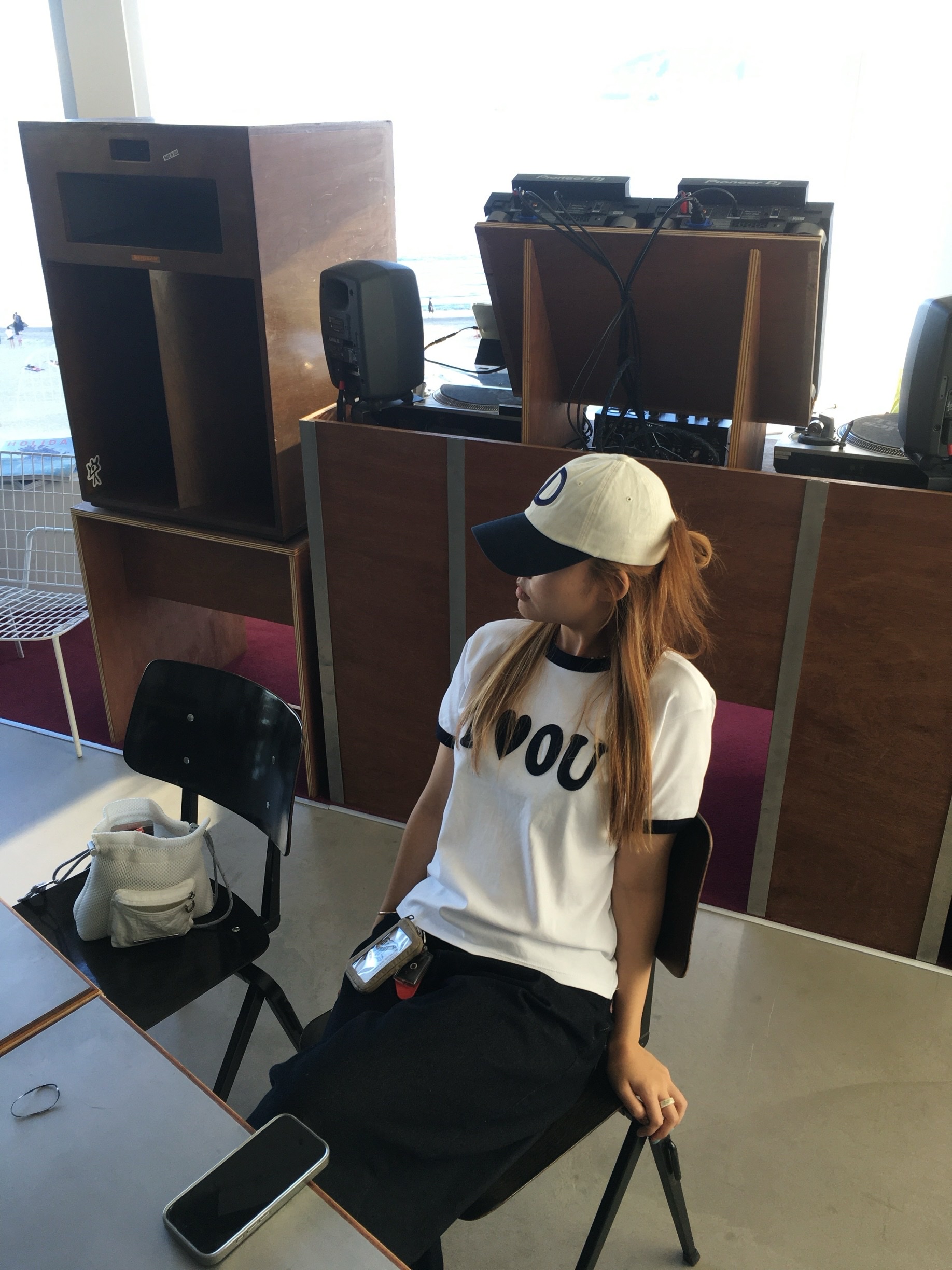 Deinet D Color Block Cap in Ivory, Matin Kim Cargo Mesh Cross Bag White 착용 스타일