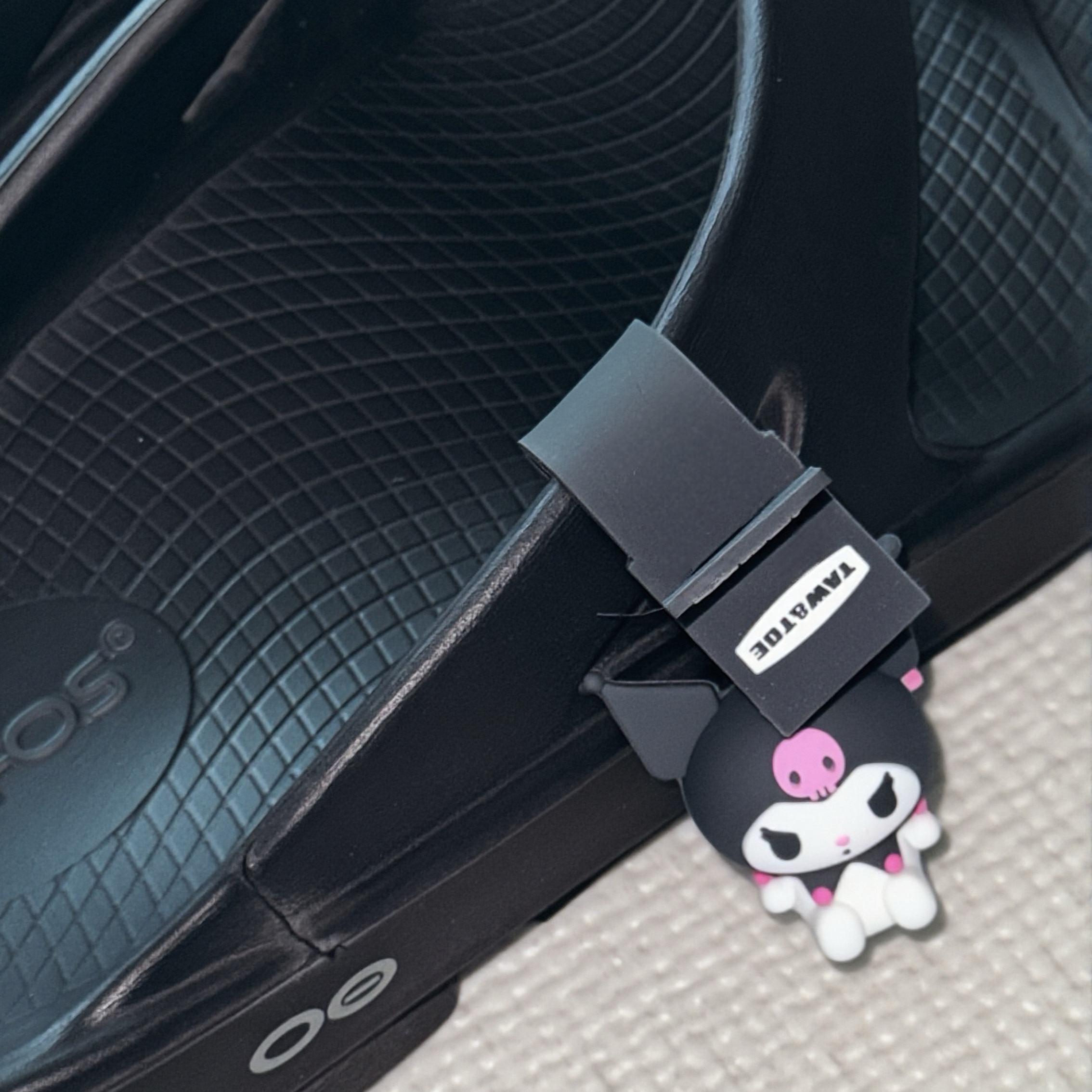 Taw&Toe x Sanrio Kuromi Charm Tag Black 착용 스타일