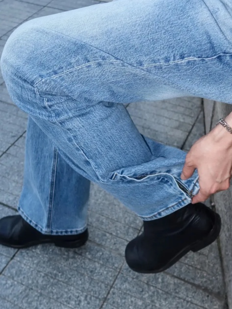 WESLEY HYUSTON Sleek Zipper Detail Boots Cut Denim Pants Mid Blue 착용 스타일 - 3