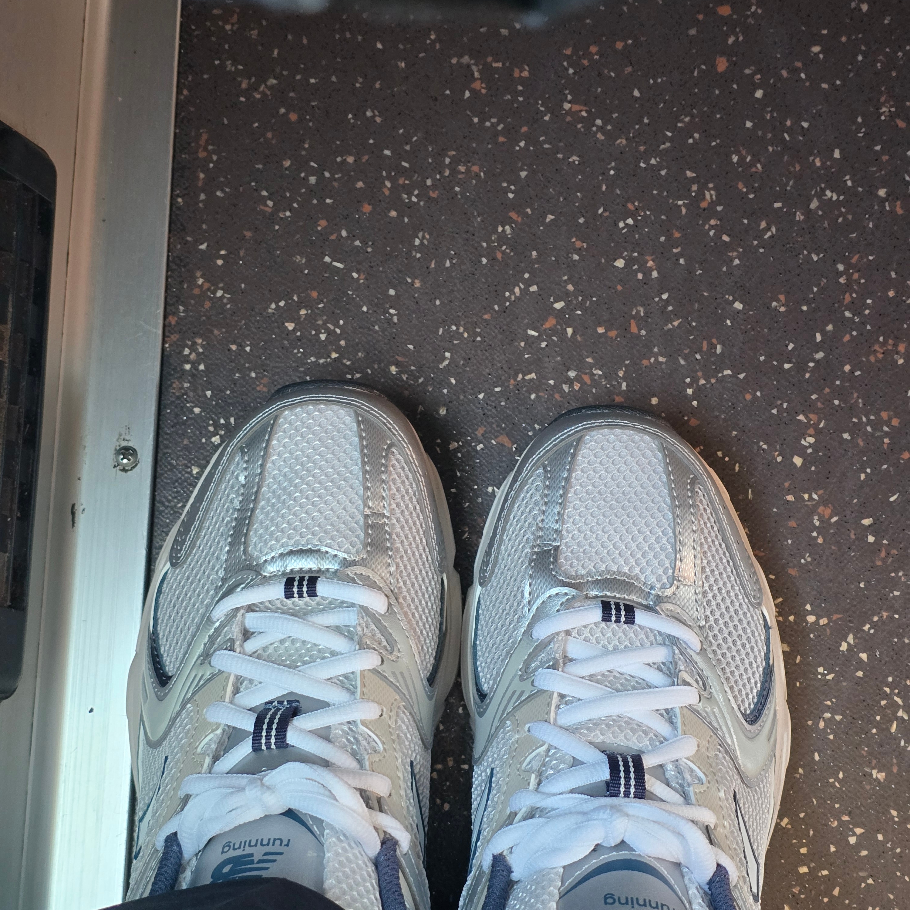 New Balance 530 Steel Grey 착용 스타일 - 6