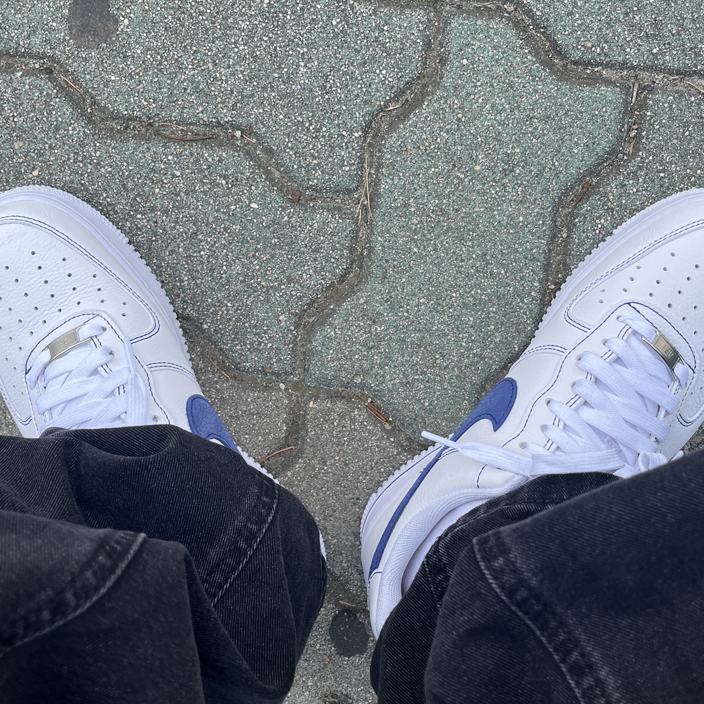 Nike Air Force 1 '07 LV8 White Deep Royal Blue 착용 스타일