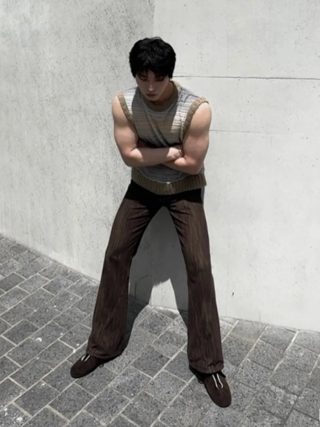 WESLEY HYUSTON Harsh Dyeing Slub Denim Pants Brown 착용 스타일 - 2