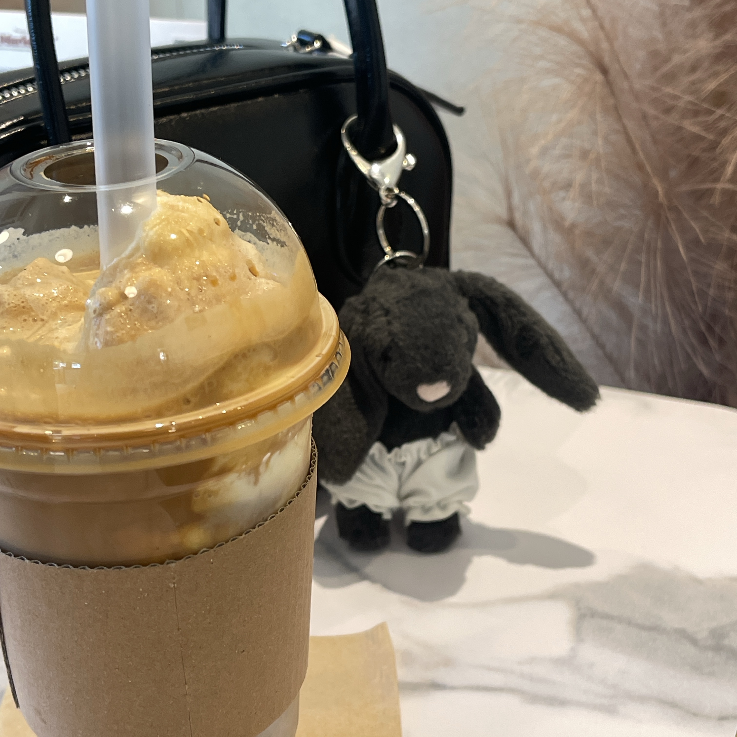 Jellycat Bashful Bunny Bag Charm Ink 착용 스타일