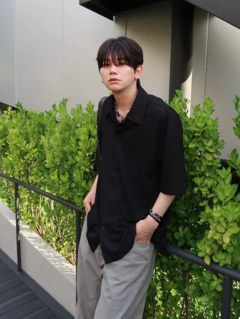 WESLEY HYUSTON Breeze Open Collar Half Knit Shirt Black 착용 스타일 - 1