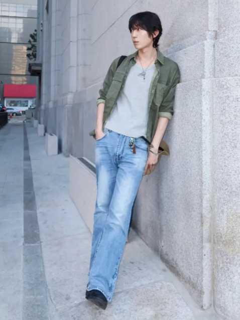 WESLEY HYUSTON Sleek Zipper Detail Boots Cut Denim Pants Mid Blue 착용 스타일 - 1