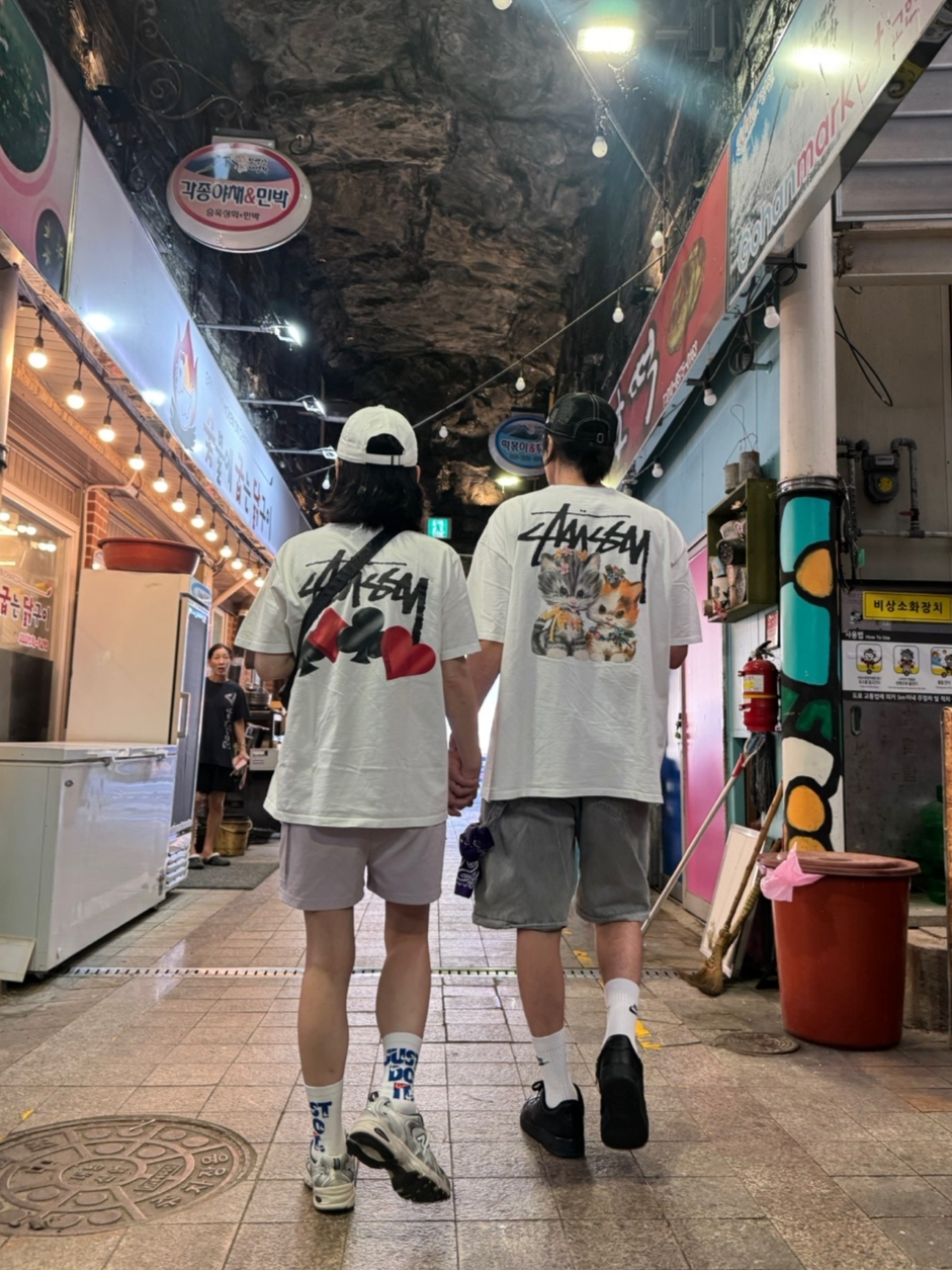 Stussy Kittens T-Shirt White, Stussy Suits T-Shirt White μ°©μ© μ€νμΌ - 1