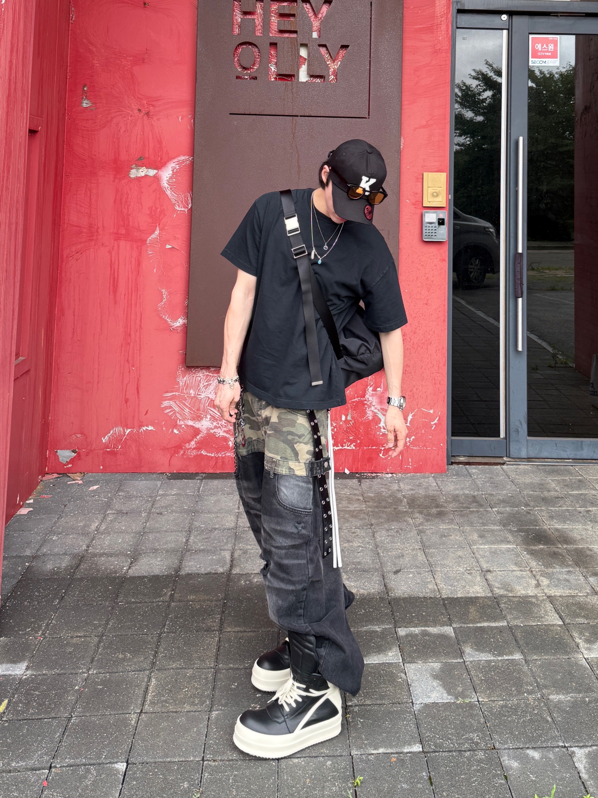 [KREAM 단독] Kamien x KOIN SEOUL K Logo Ball Cap Black, Rick Owens Hollywood Mega Bumper Geobasket in Full Grain Calf Leather Black Milk 착용 스타일 - 6
