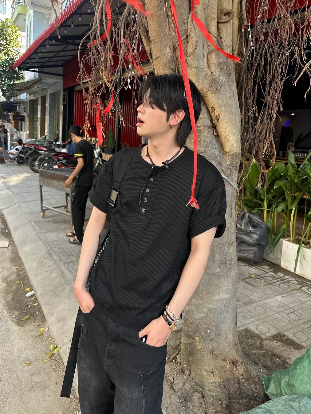 WESLEY HYUSTON W Metal Button Henley Neck Knit Black 착용 스타일 - 4