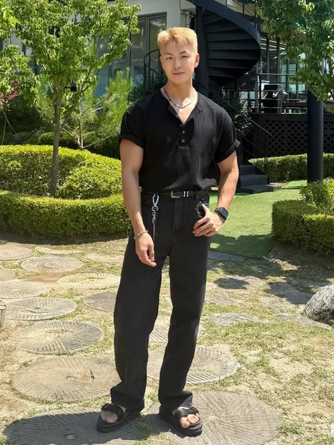 WESLEY HYUSTON W Metal Button Henley Neck Knit Black 착용 스타일 - 2
