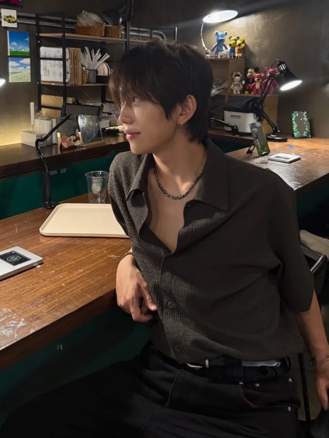 WESLEY HYUSTON Breeze Open Collar Half Knit Shirt Dark Brown 착용 스타일 - 1