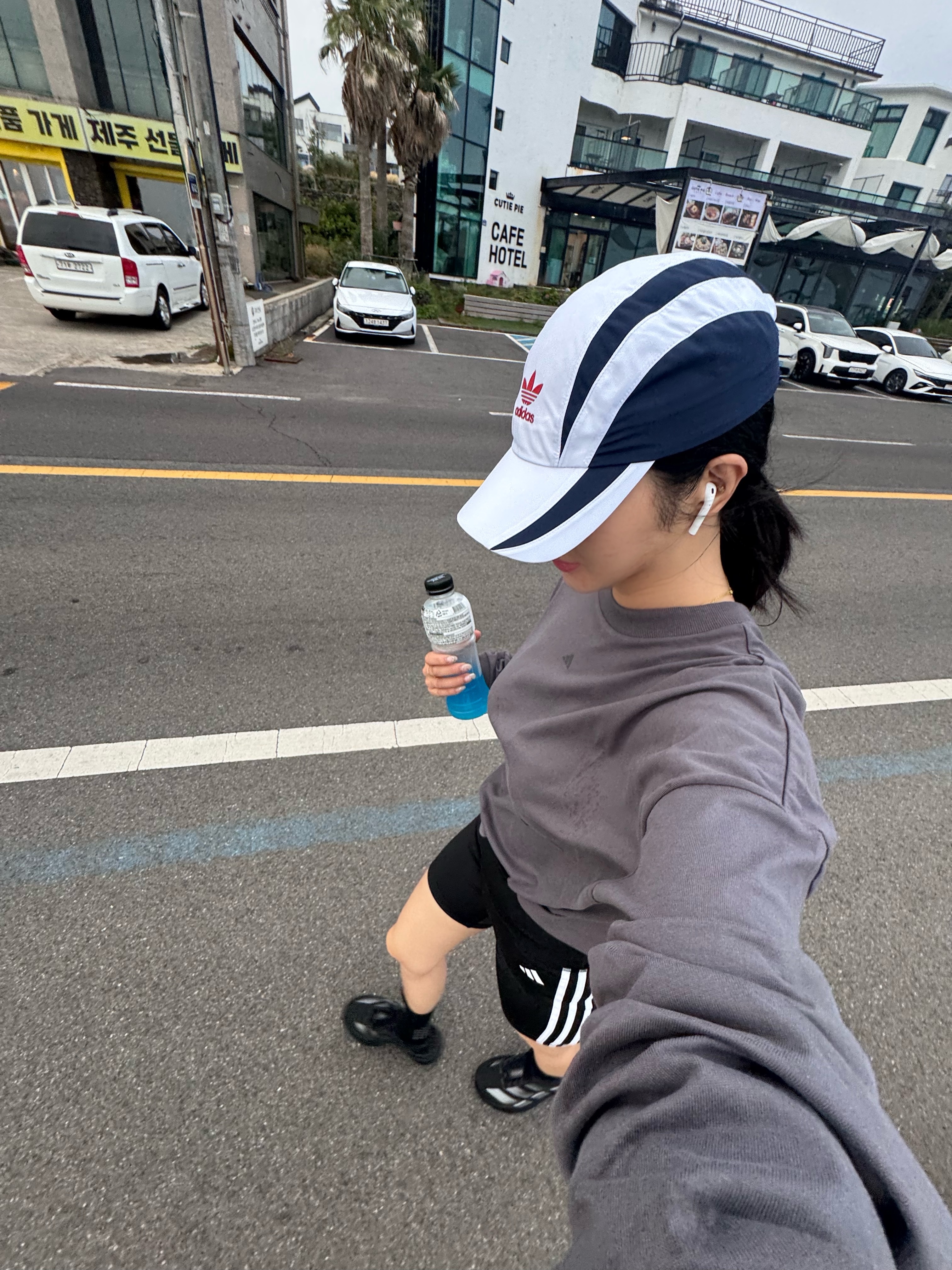 (W) Adidas Adizero EVO SL Core Black Iron Metallic, Nike ACG Dri-Fit Club Trail Cap College Grey 착용 스타일 - 1