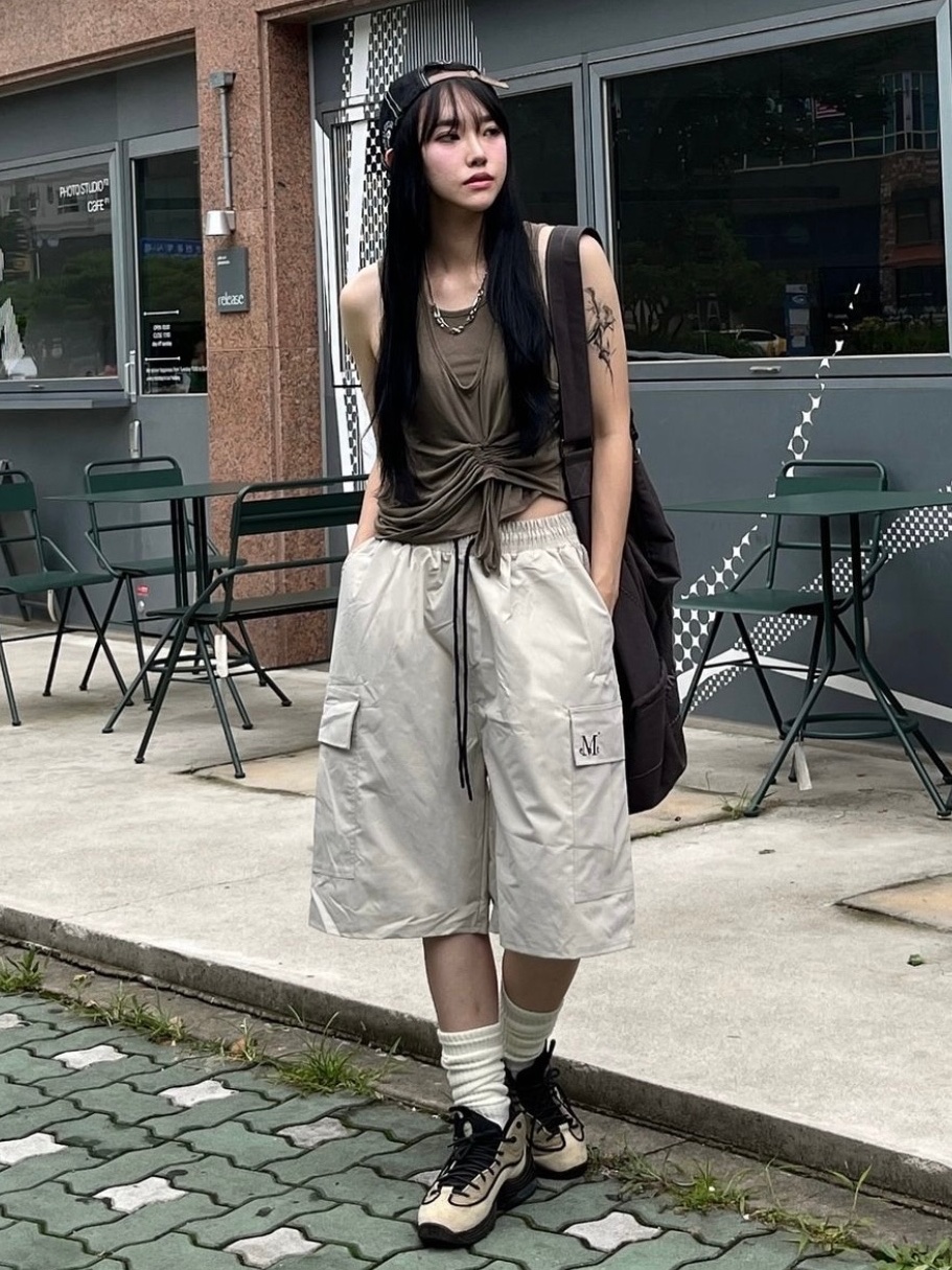 MUCENT Laurel Poly Bermuda Half Pants Light Beige 착용 스타일