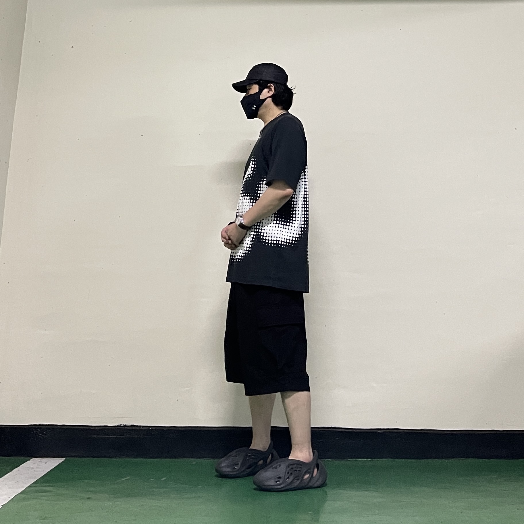 Adidas Yeezy Foam RNNR Onyx, Supreme Halftone S/S Top Black - 24SS 착용 스타일 - 2