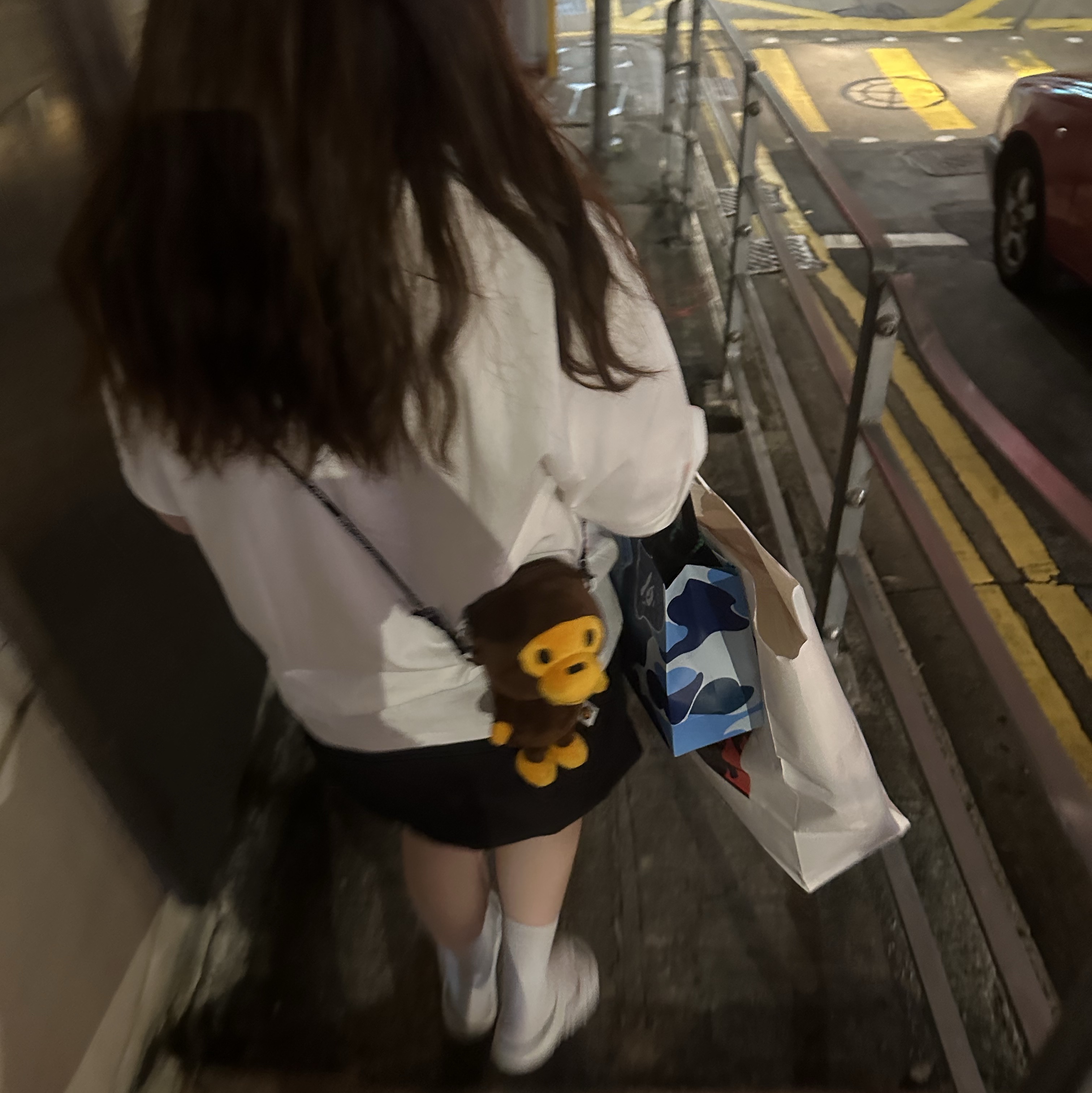 BAPE Baby Milo Mobile Bag Brown 착용 스타일 - 1