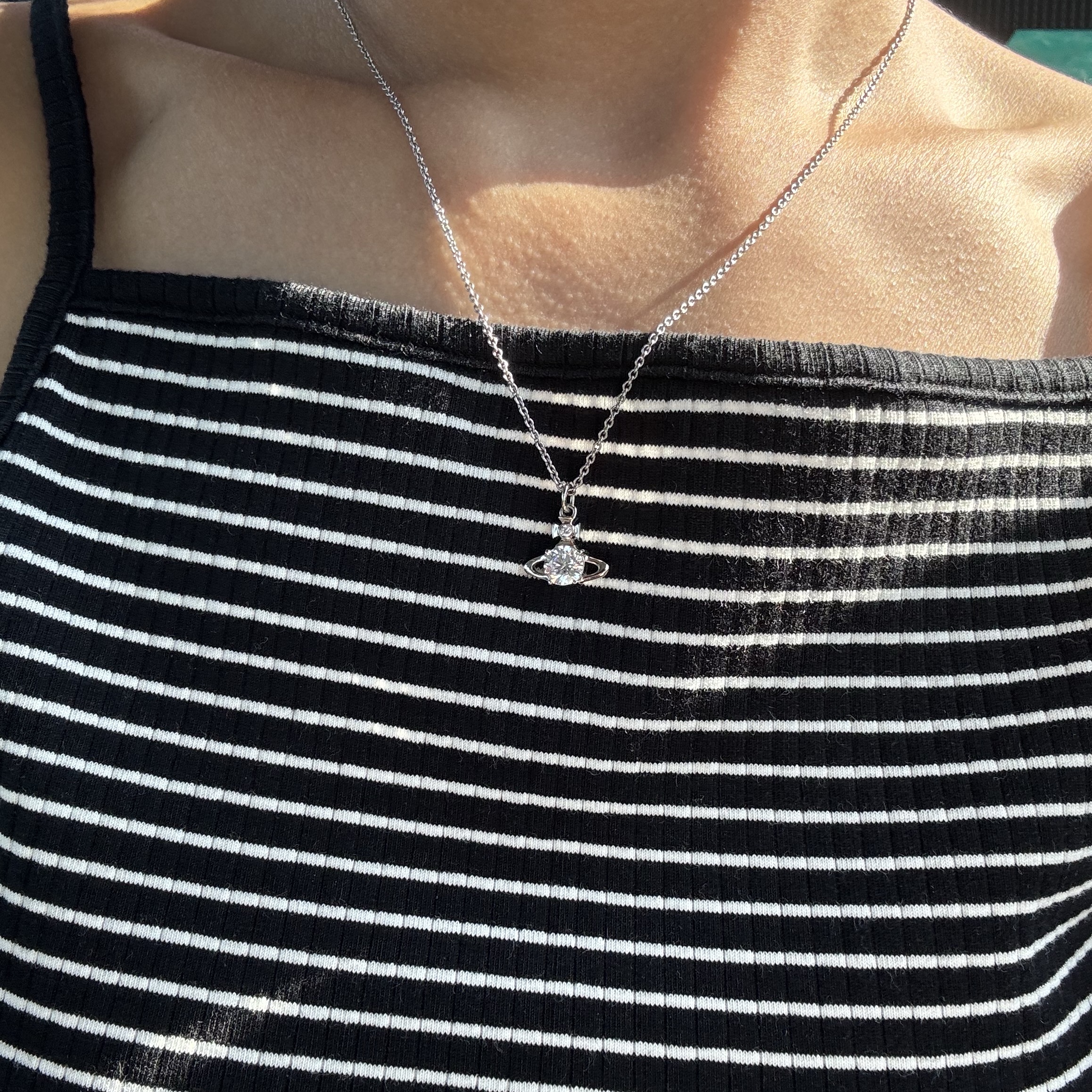 Vivienne Westwood Reina Pendant Silver 착용 스타일