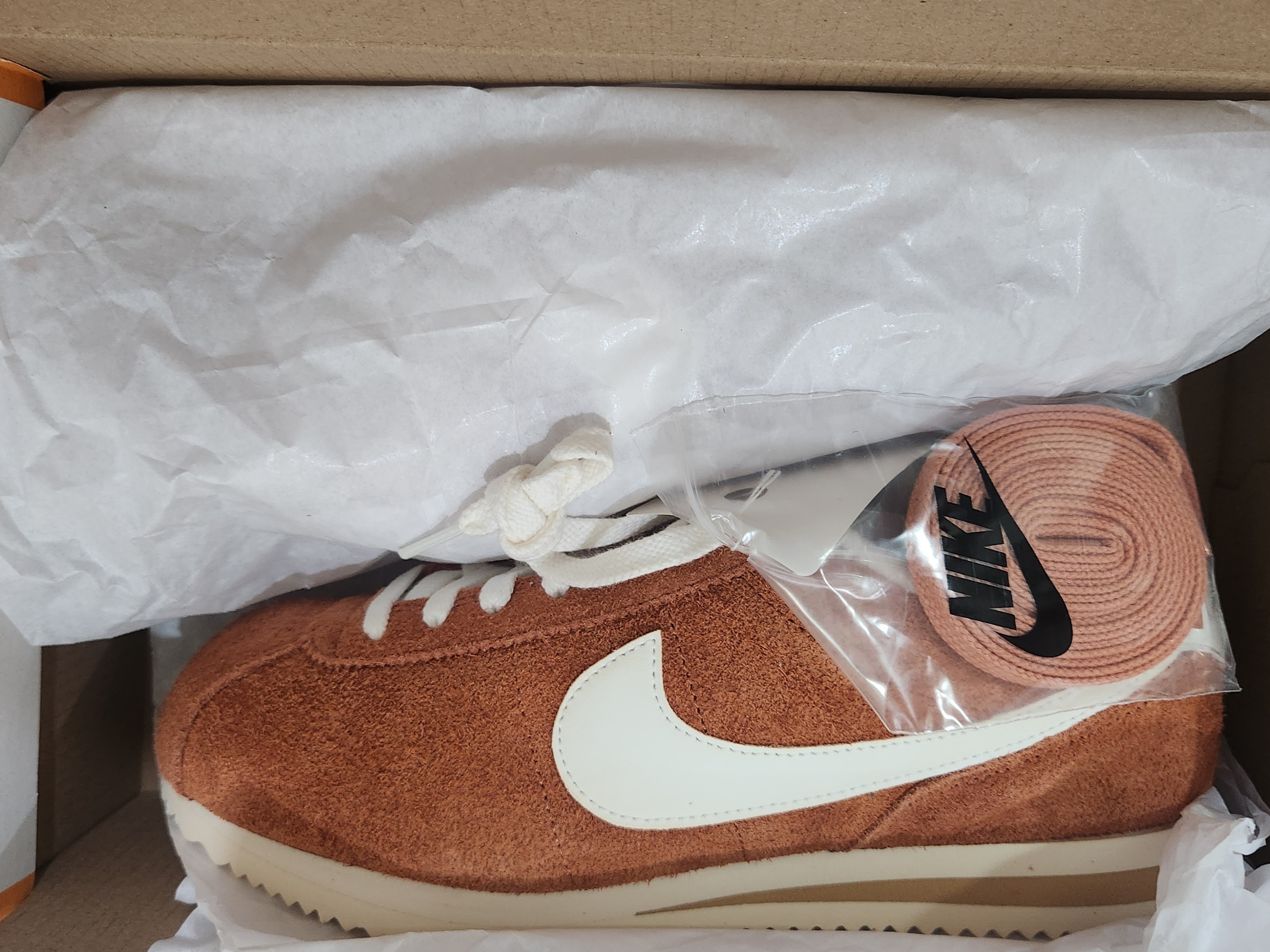 Nike Cortez SE Dark Russet Flax 착용 스타일
