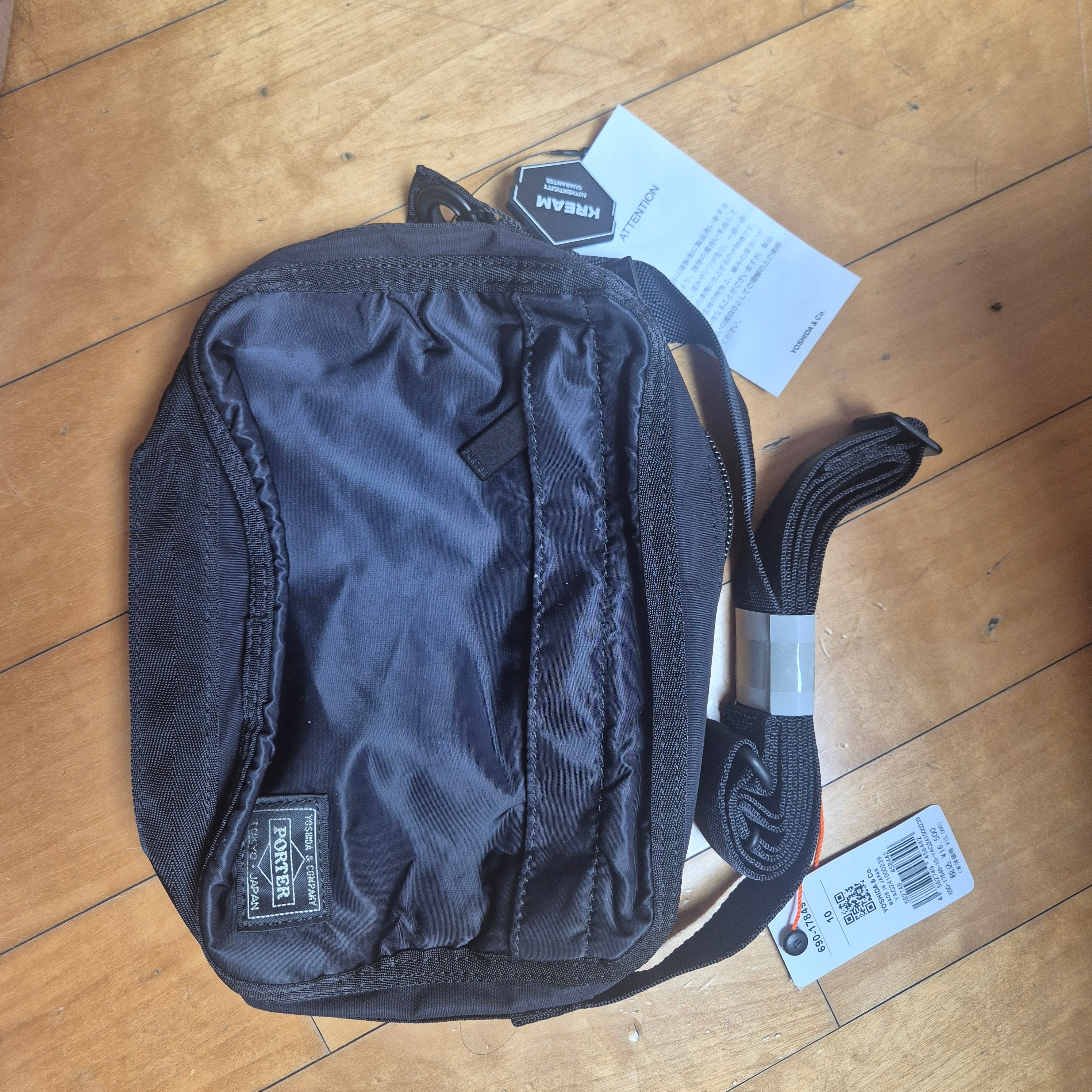 Porter Frame Shoulder Bag Black 착용 스타일