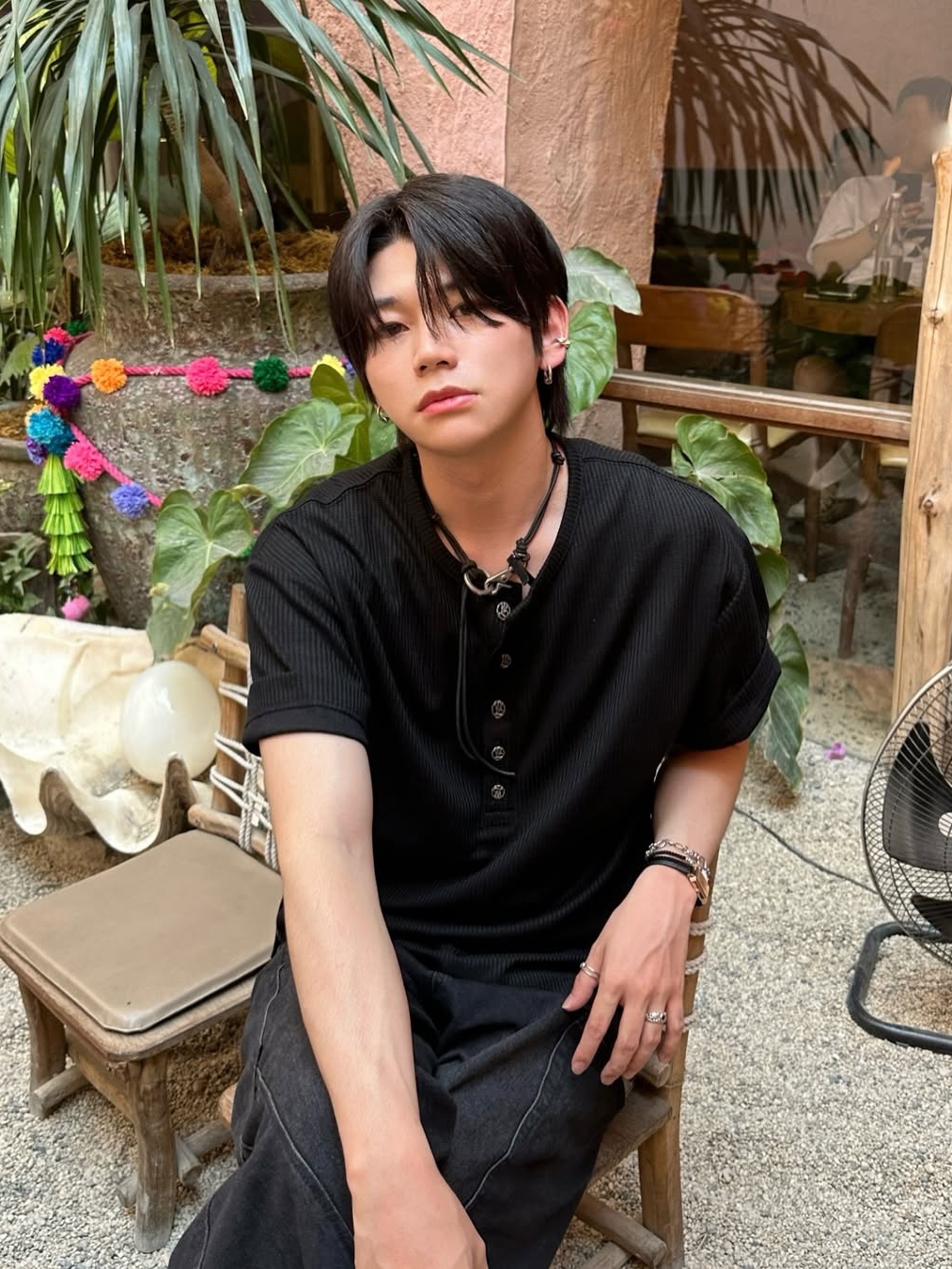 WESLEY HYUSTON W Metal Button Henley Neck Knit Black 착용 스타일 - 2