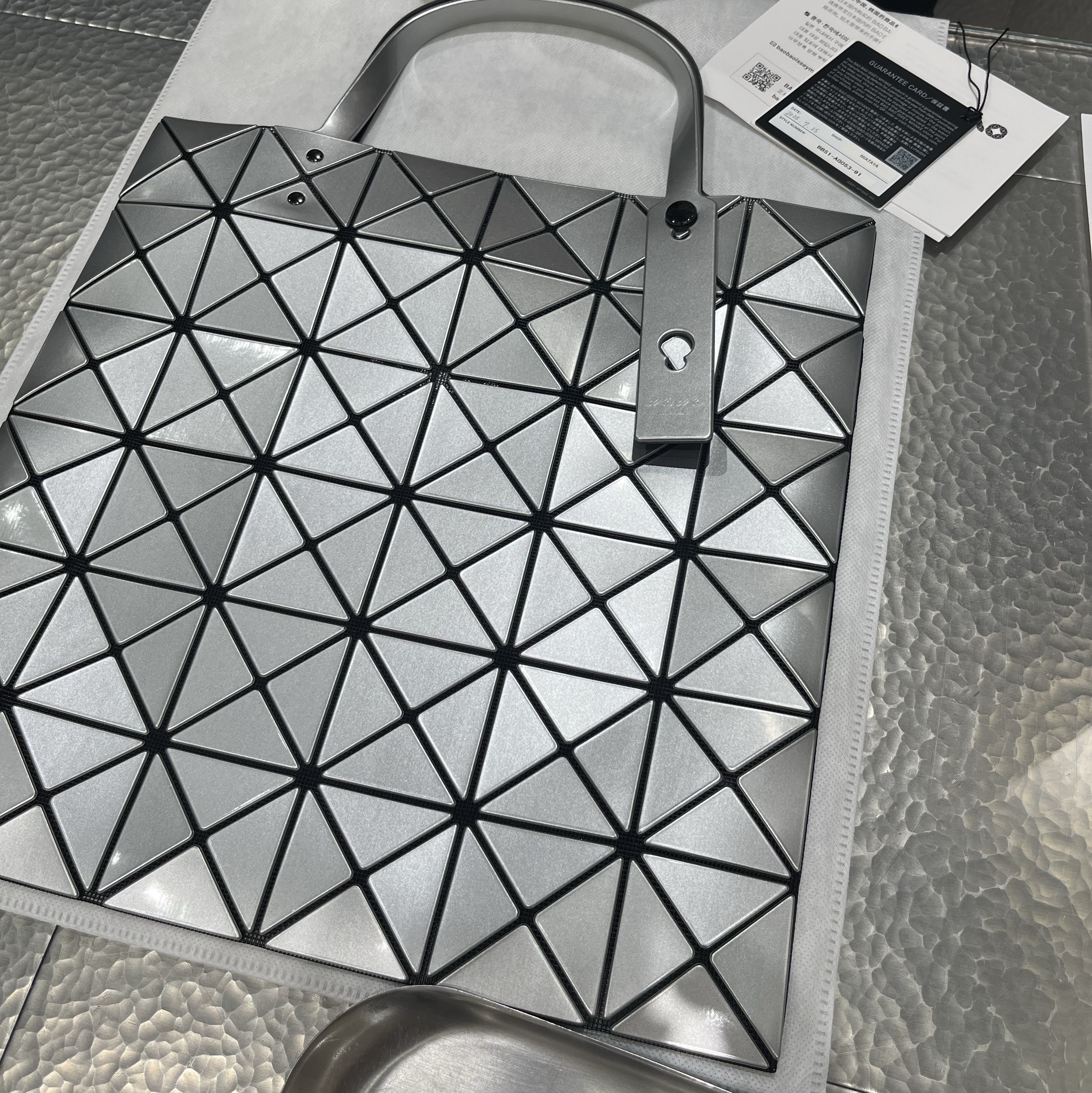 Bao Bao Issey Miyake Lucent Tote Bag Silver 착용 스타일