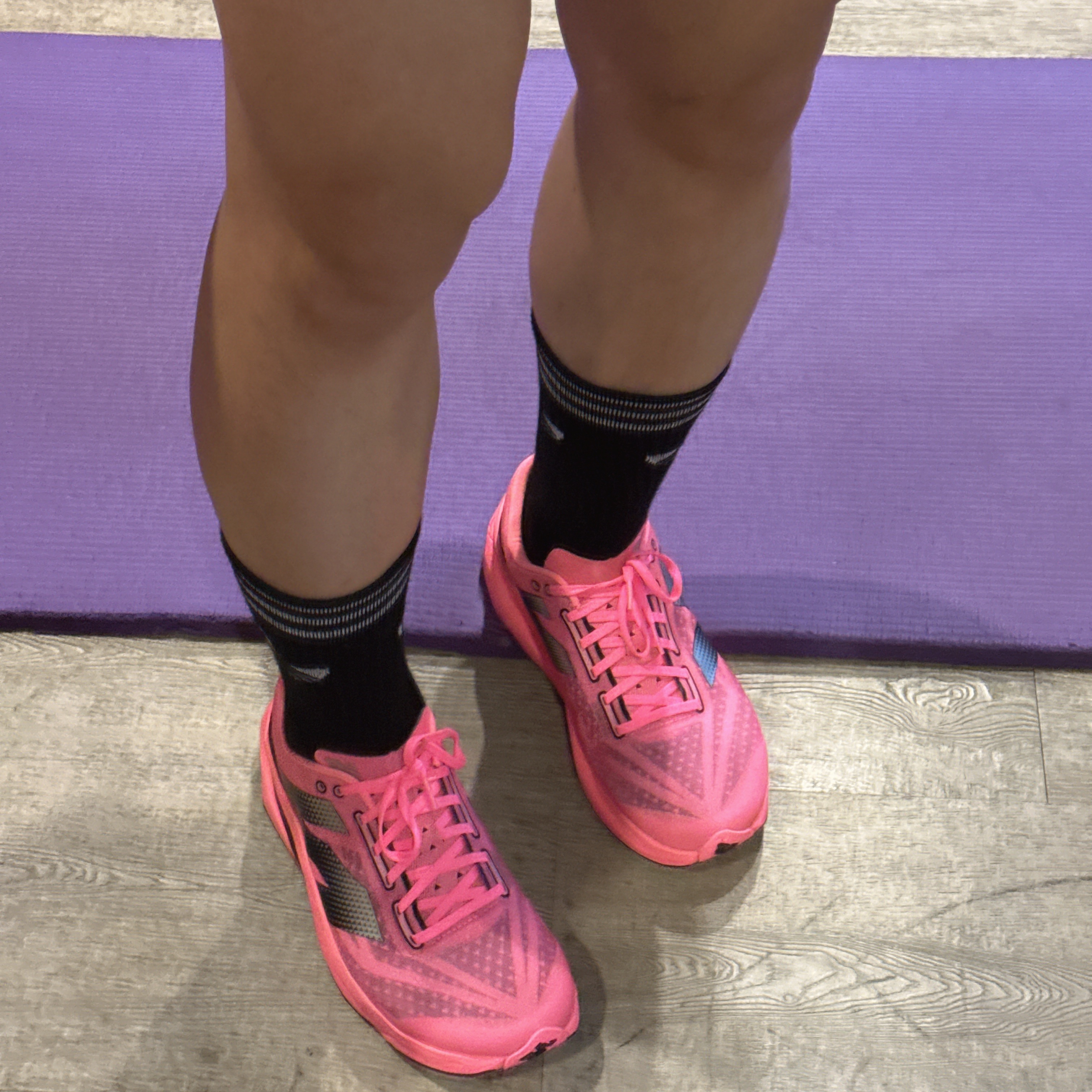 New Balance Fuelcell Rebel v4 Ultra Pink Black - 2E Wide 착용 스타일 - 2