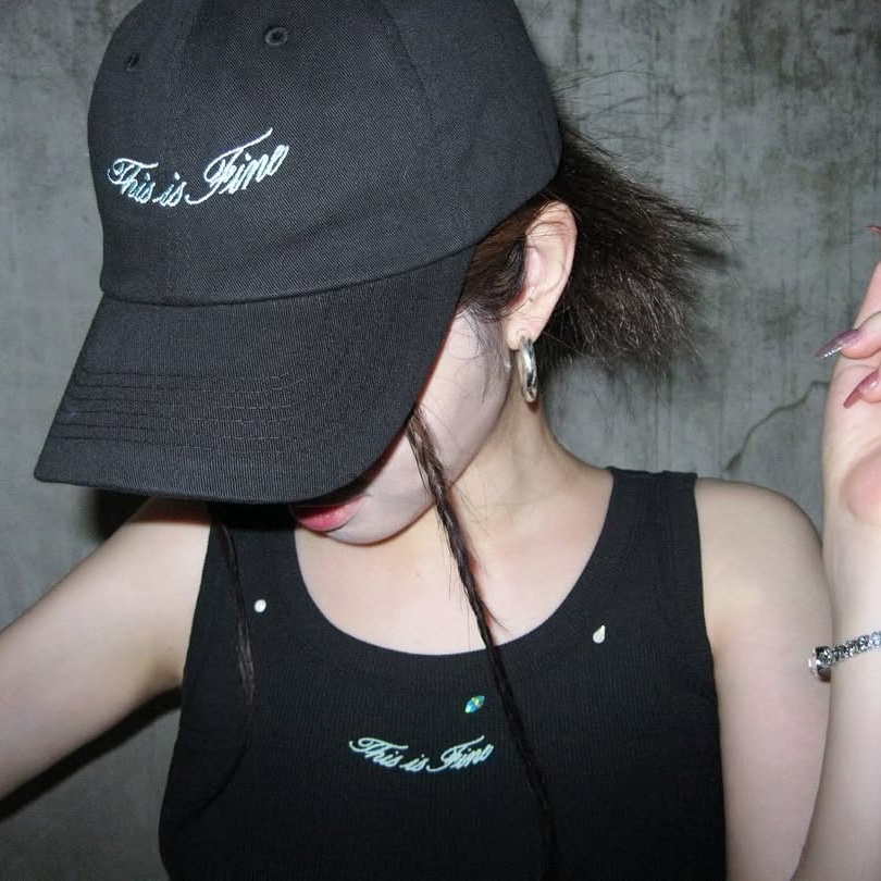 THIS IS FINE Ribbed Sleeveless Top Black, THIS IS FINE Signature Ball Cap Black 착용 스타일 - 3