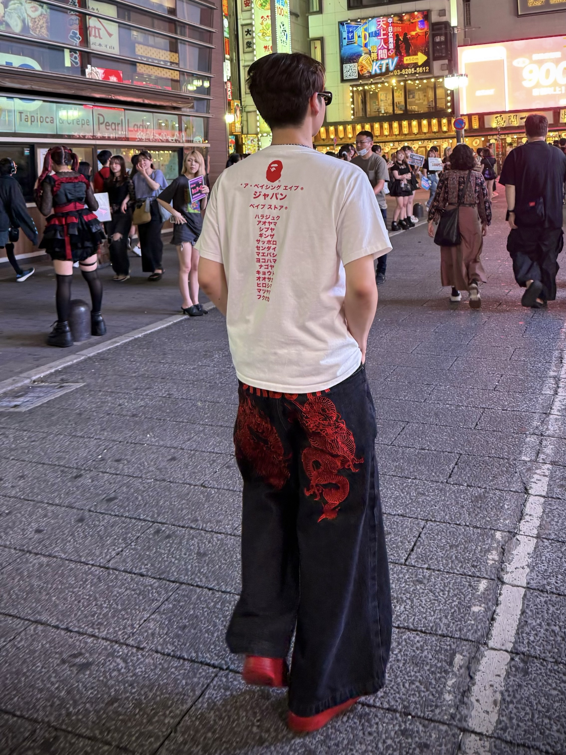 Nike Air Force 1 '07 LV8 Low 1 Triple Red, BAPE Japan Katakana College City T-Shirt White 착용 스타일 - 1