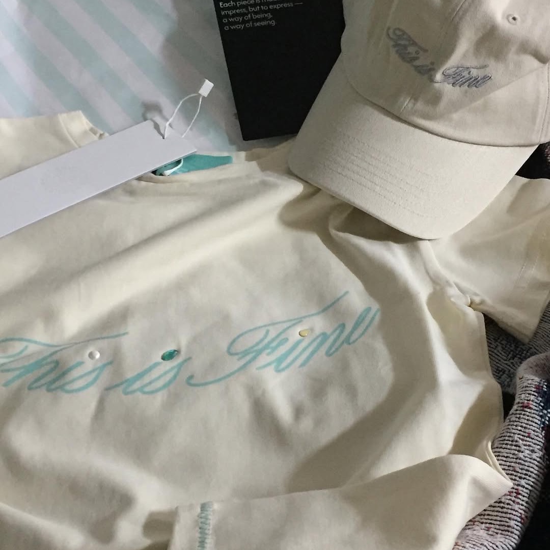 THIS IS FINE Cropped Signature Tee Cream, THIS IS FINE Signature Ball Cap Cream 착용 스타일 - 4