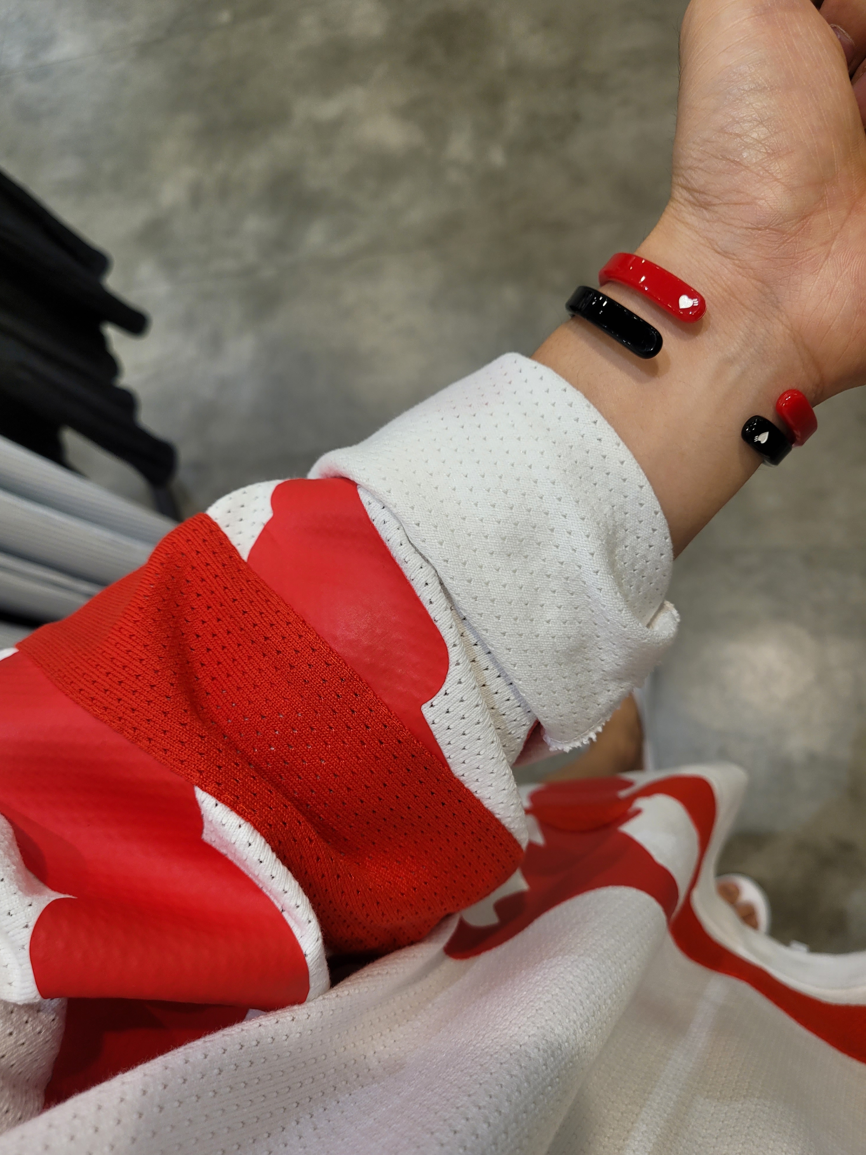 Nike NSW Club Hockey Jersey White University Red - US/EU, Island Slipper Classic White 착용 스타일 - 3